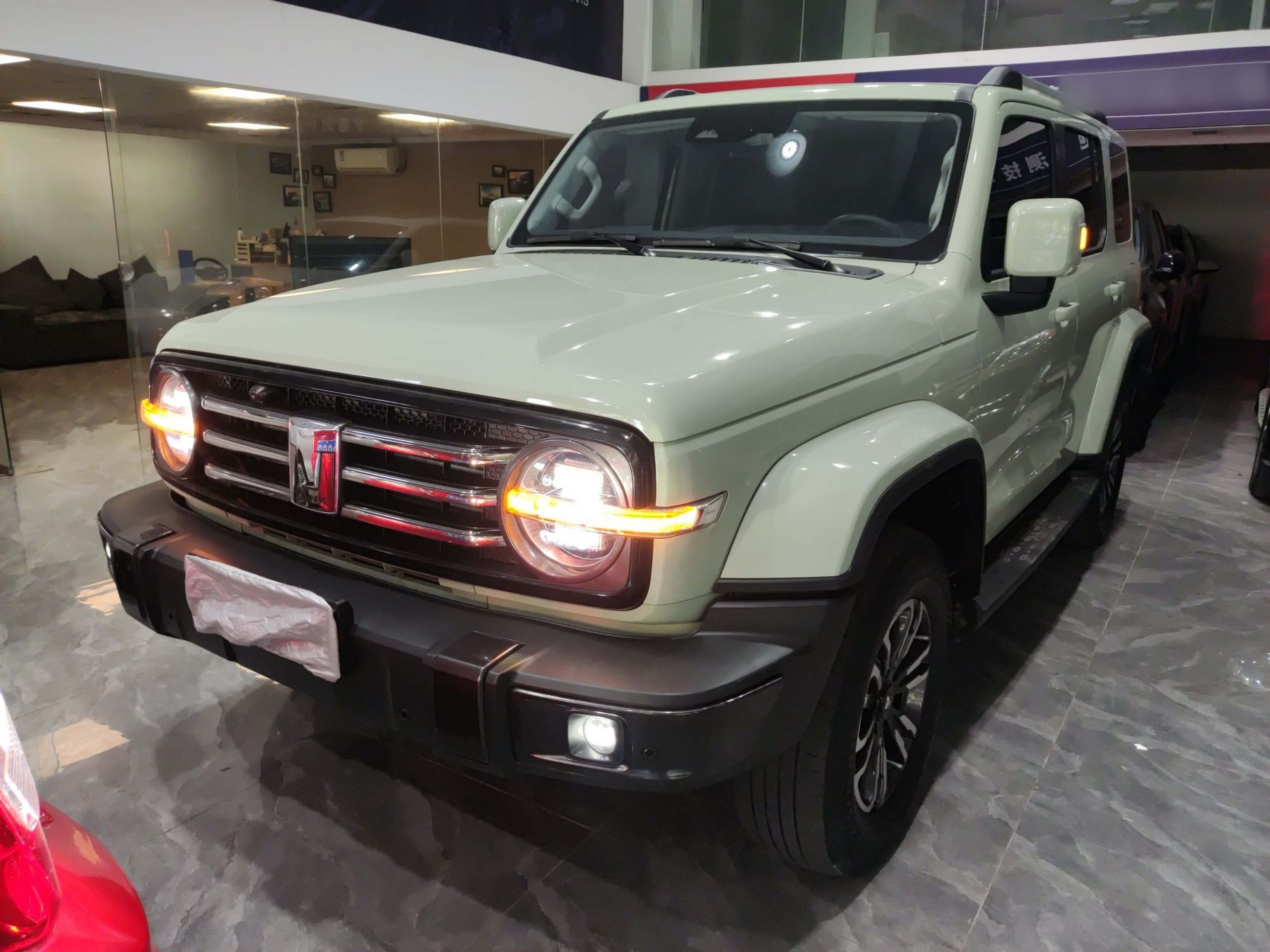 تحت مقدمة السيارة