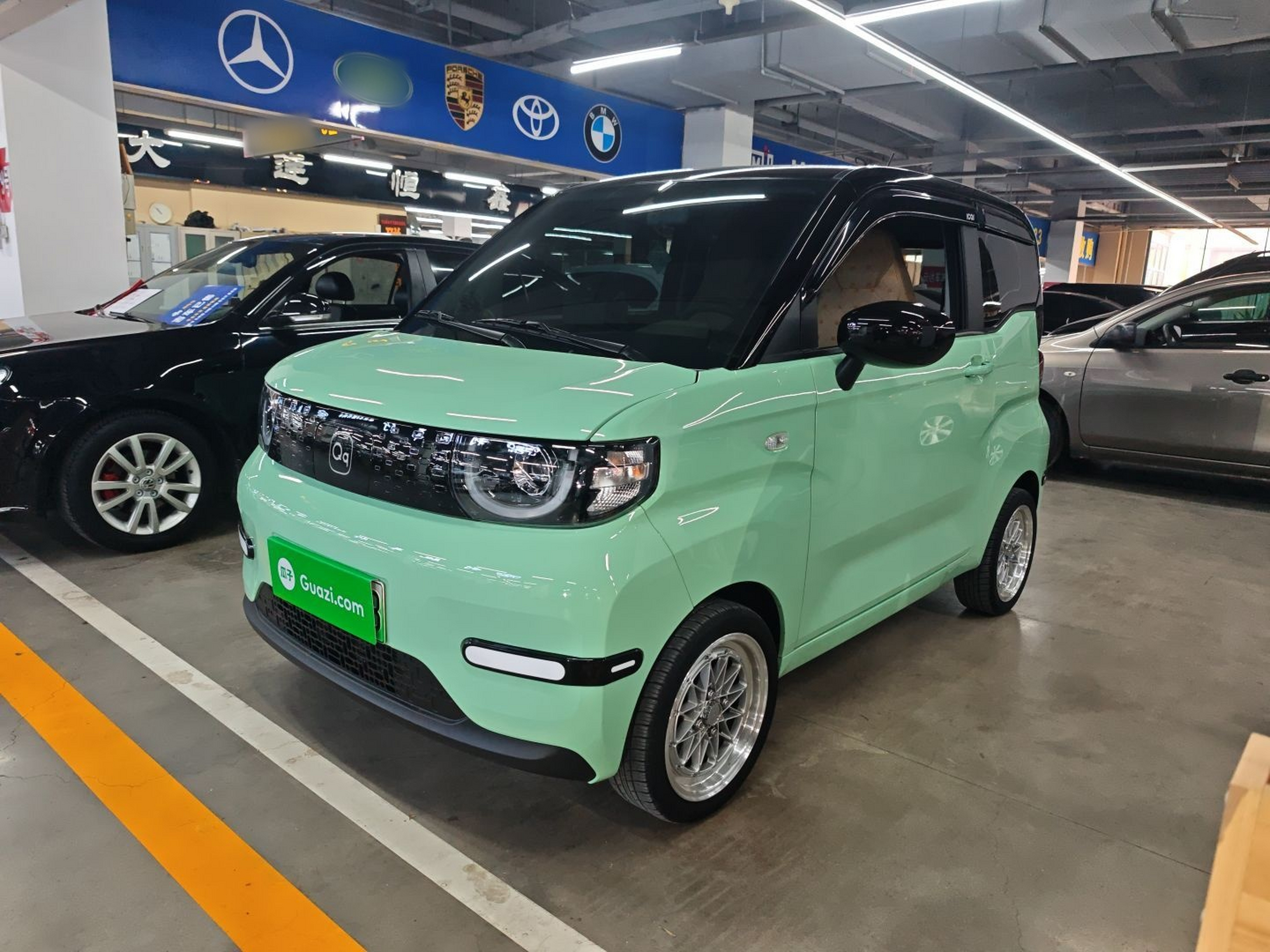 تحت مقدمة السيارة