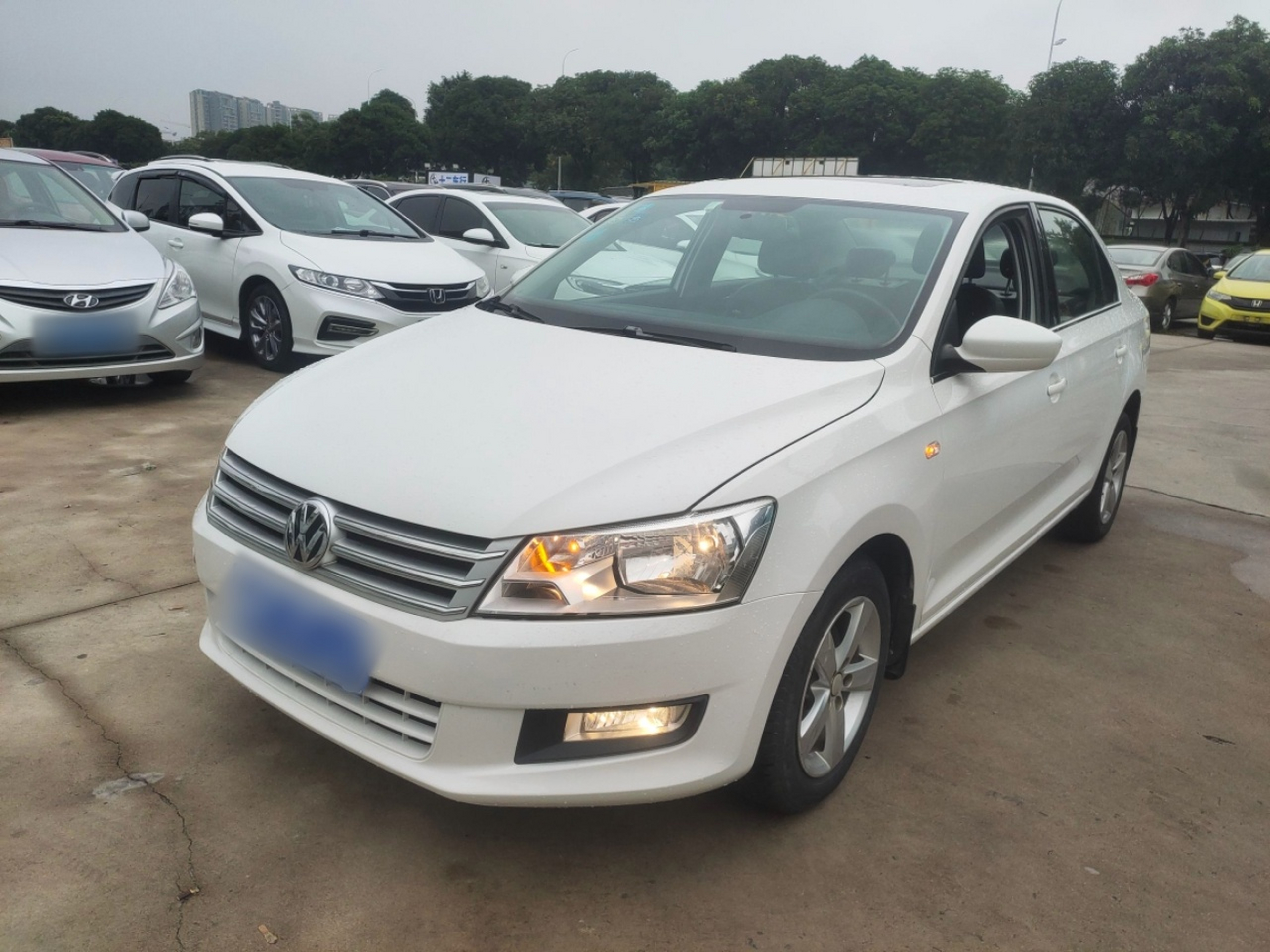 Под передней частью автомобиля