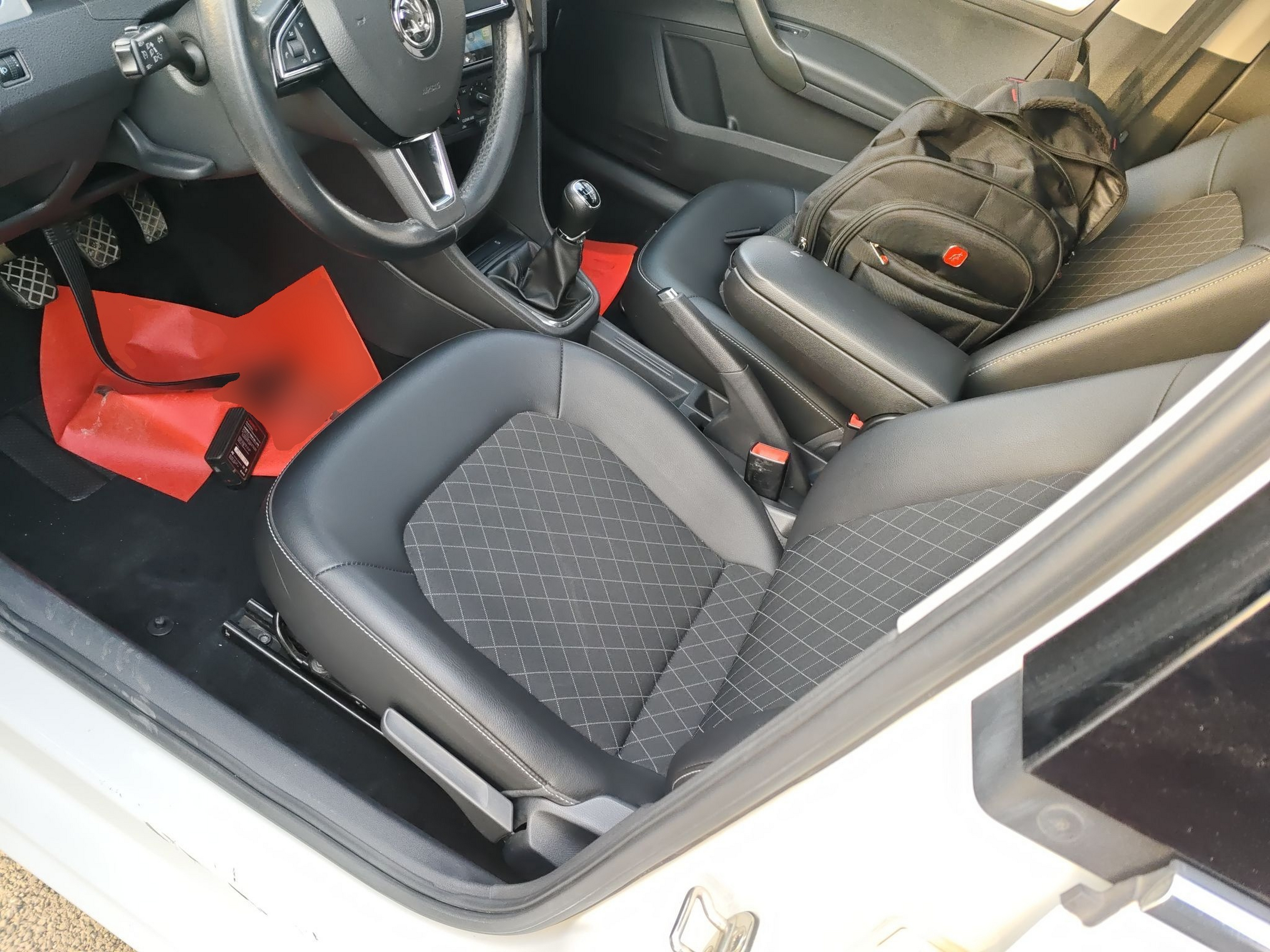 المقاعد الأمامية داخل السيارة