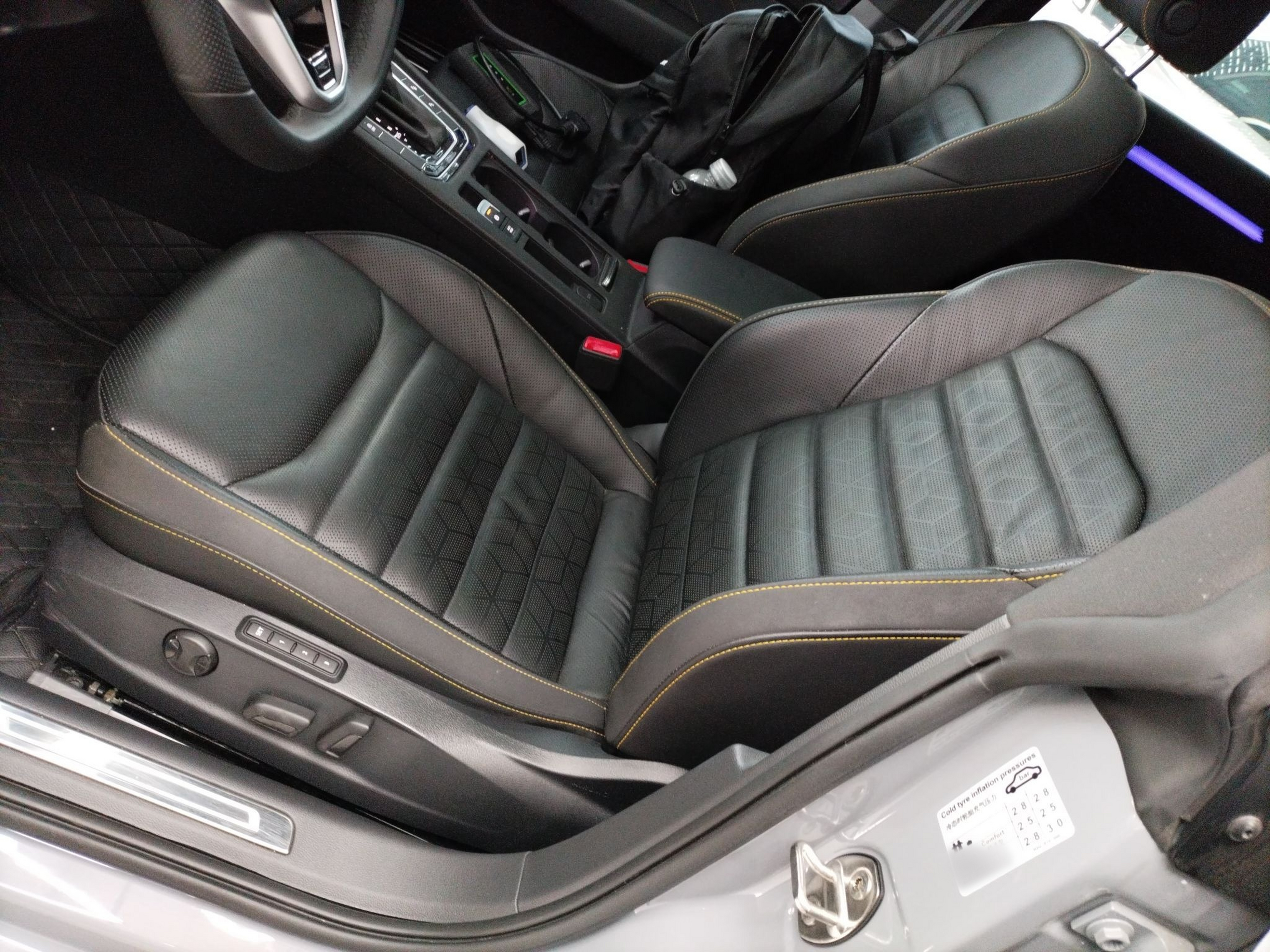 المقاعد الأمامية داخل السيارة