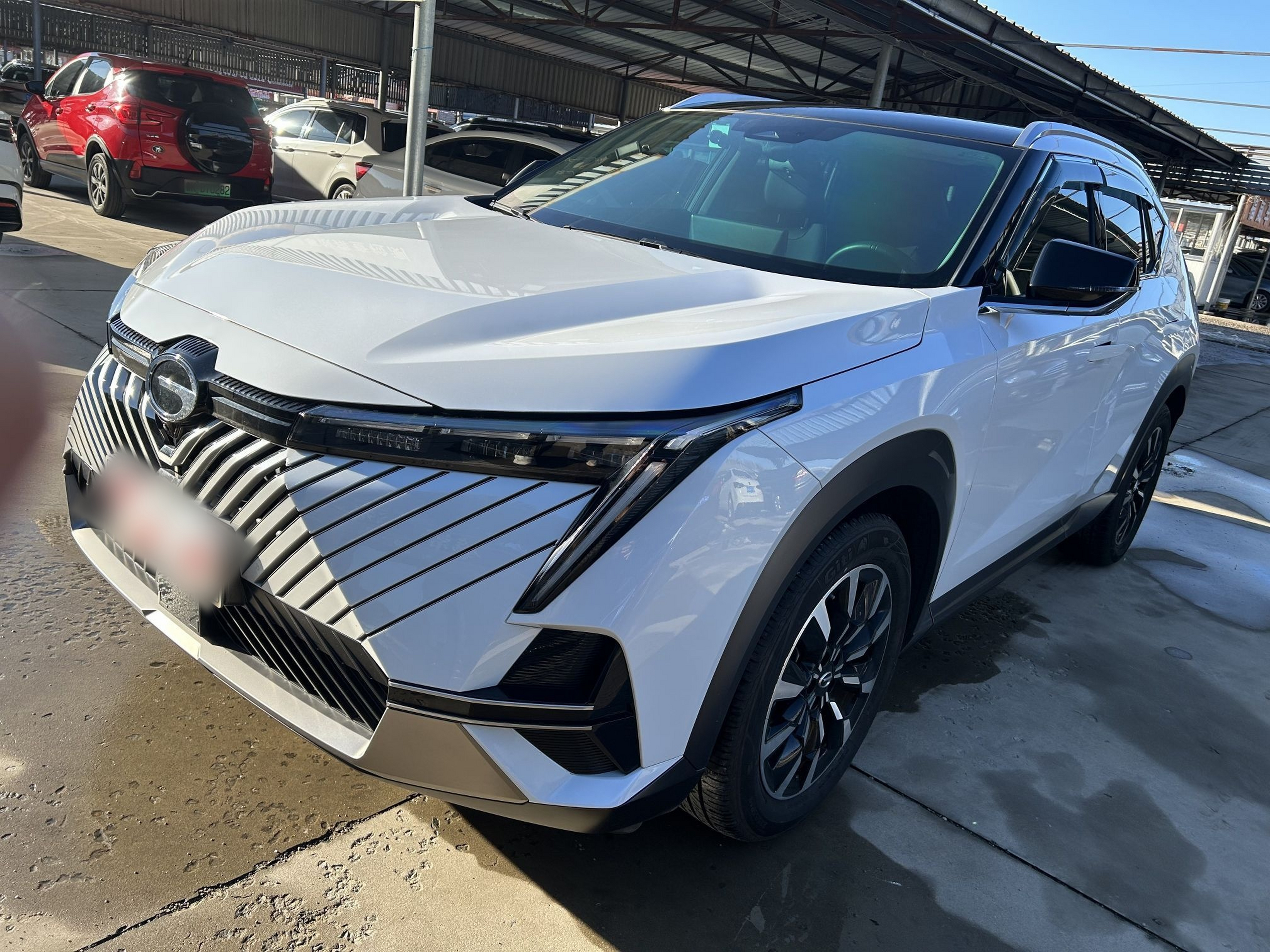 Под передней частью автомобиля