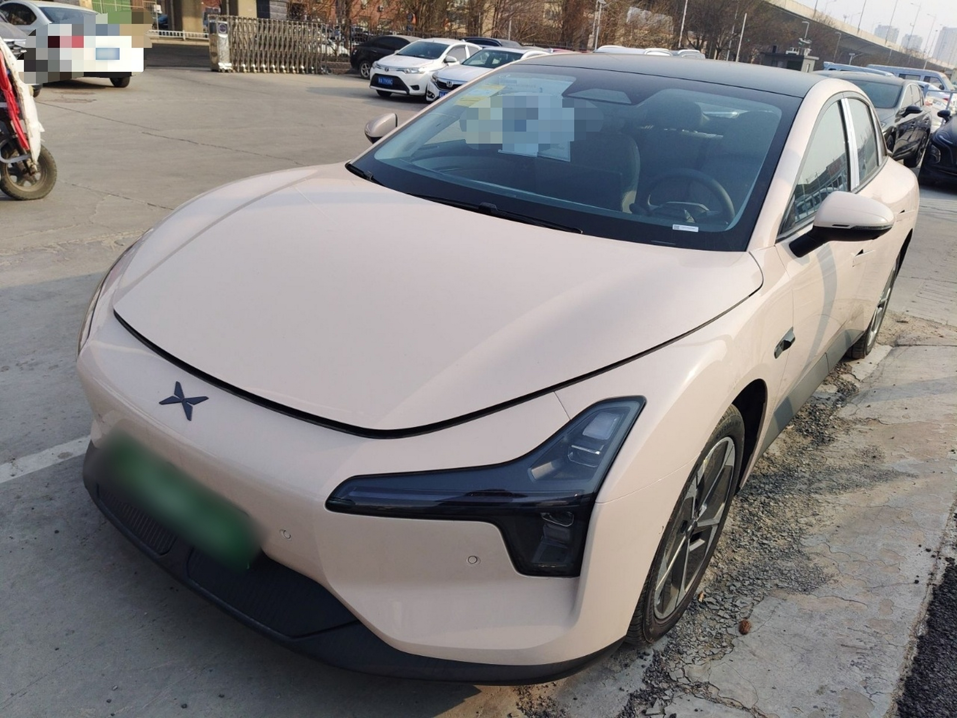 تحت مقدمة السيارة