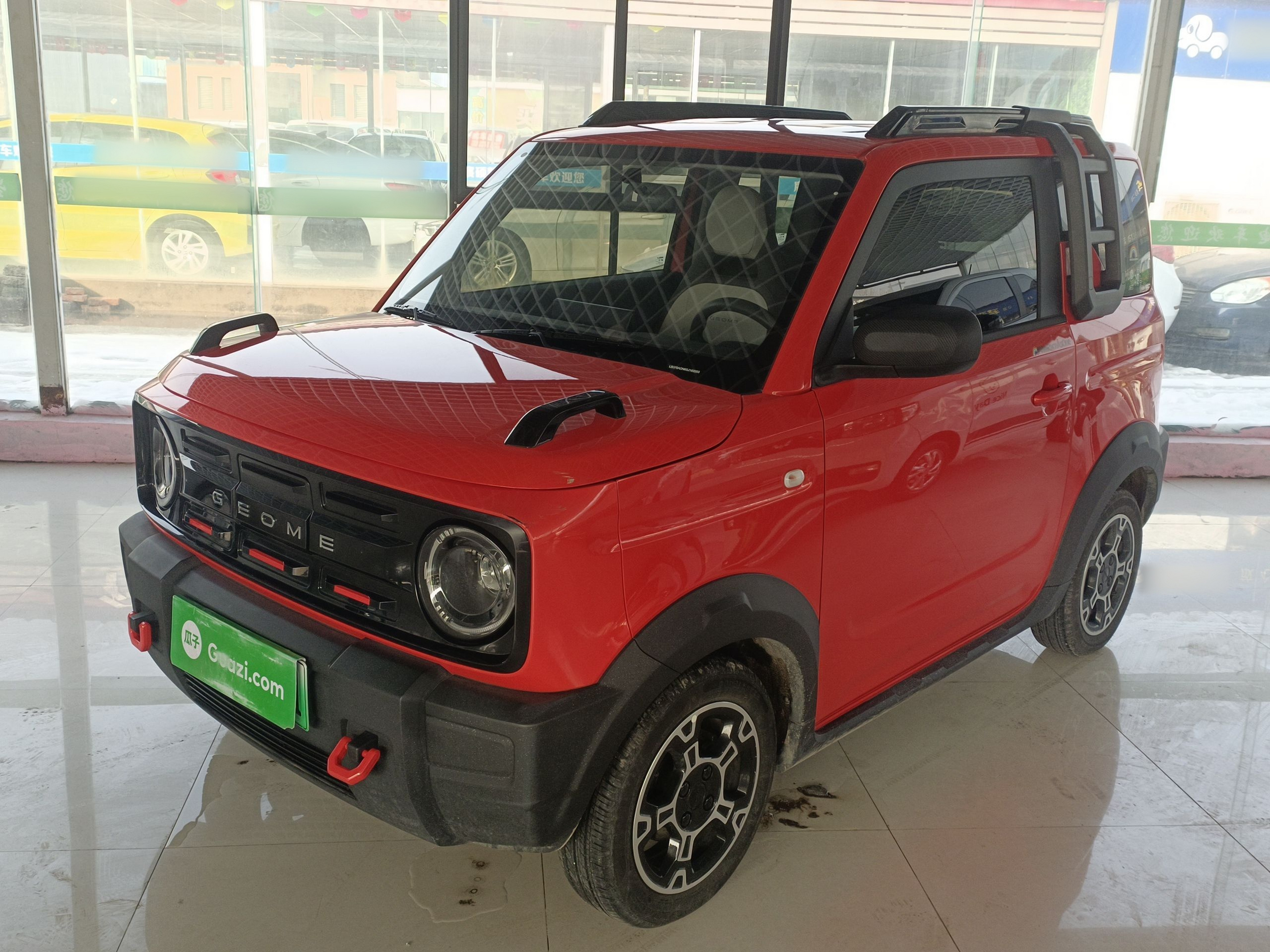 تحت مقدمة السيارة