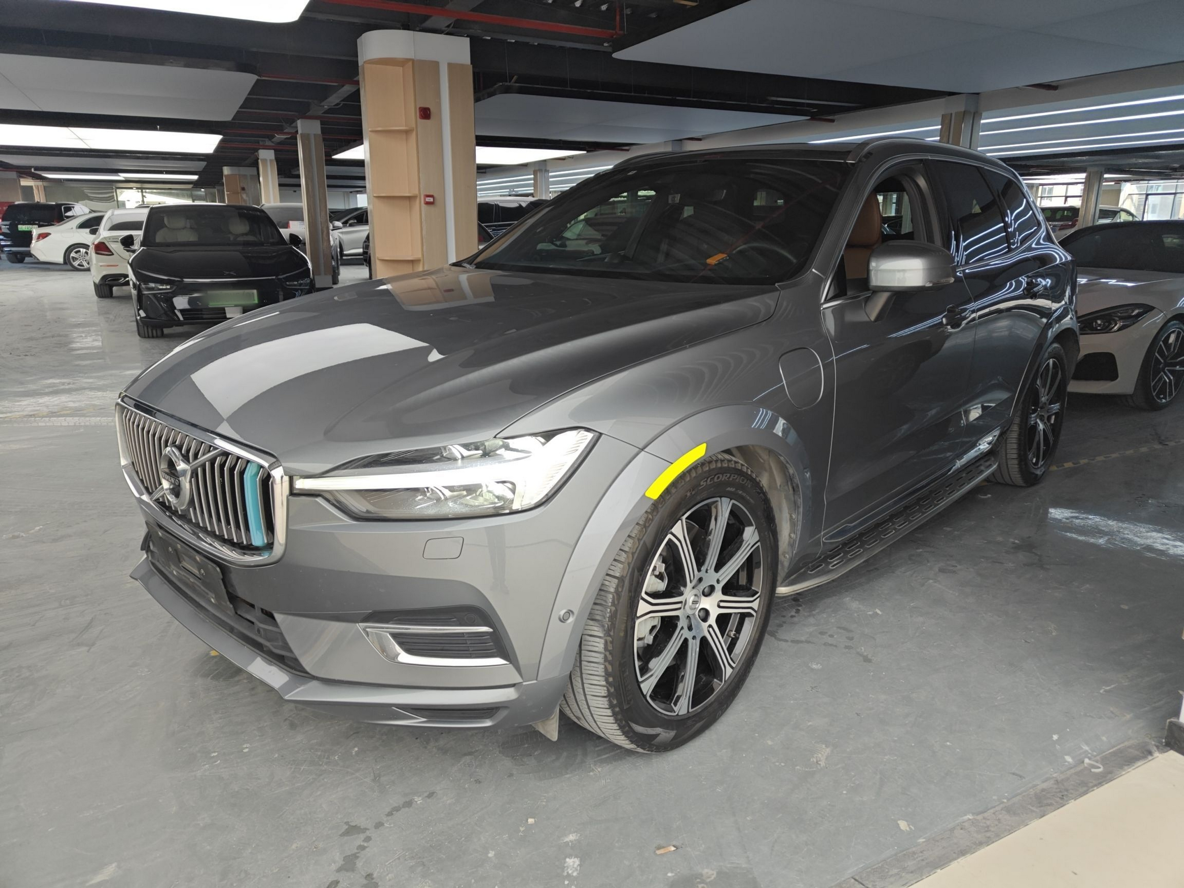 تحت مقدمة السيارة