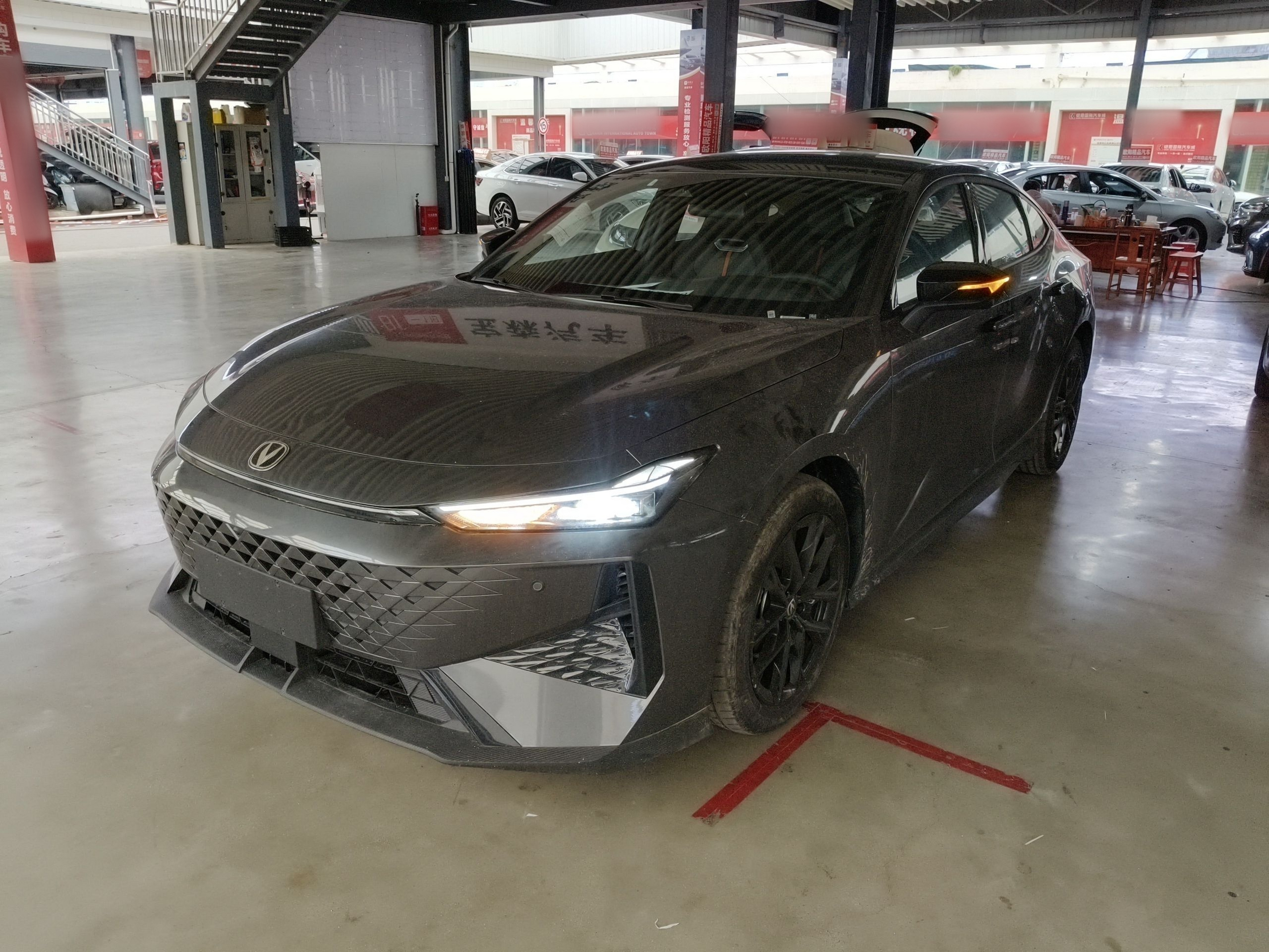 Под передней частью автомобиля