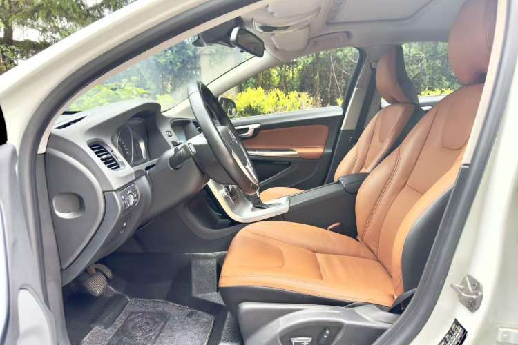 Used Volvo S60 2014 S60L 2.0T Zhiyuan Edition
