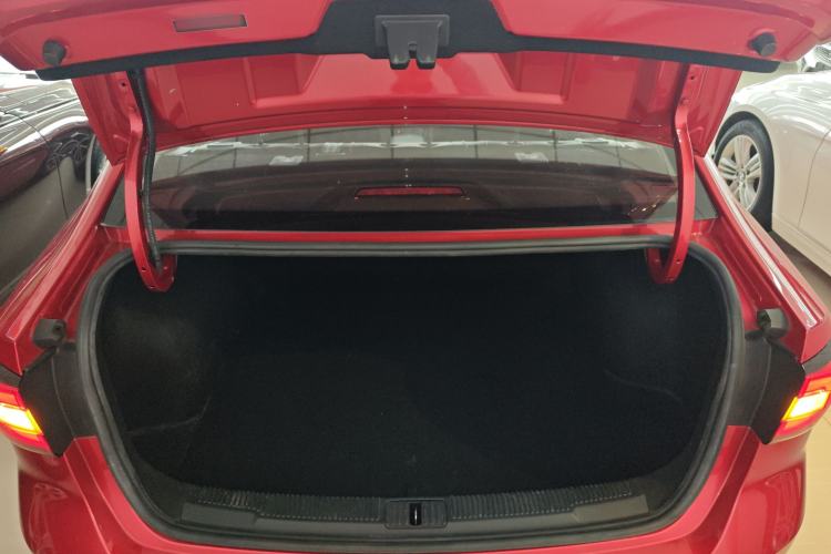 Used Roewe i5 2020 1.5L Automatic 4G Connect Luxury Flagship Edition
