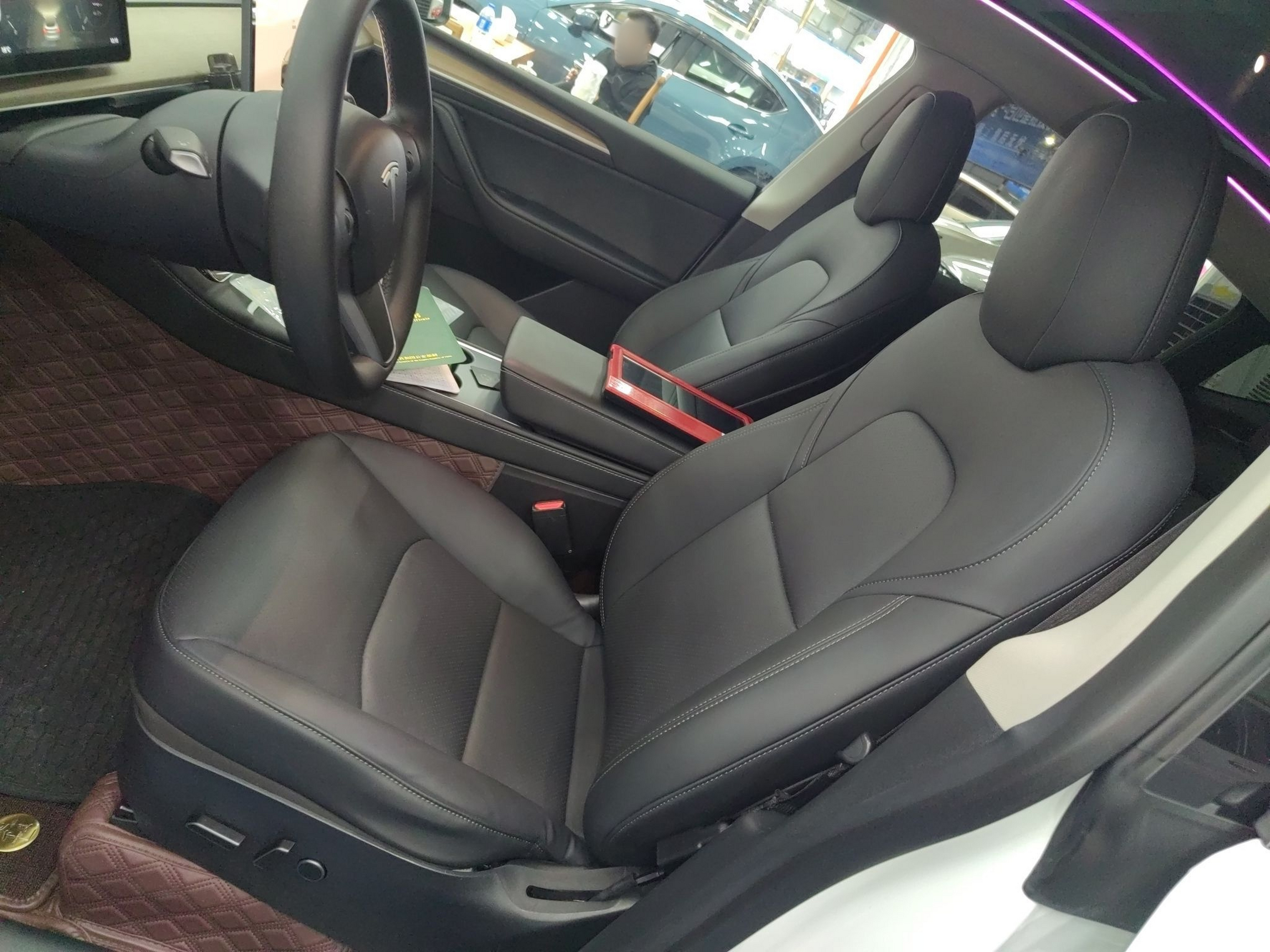 المقاعد الأمامية داخل السيارة