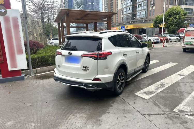 Used Toyota RAV4 2016 2.0L CVT Two-Wheel Drive Fashion Edition China V Standard
