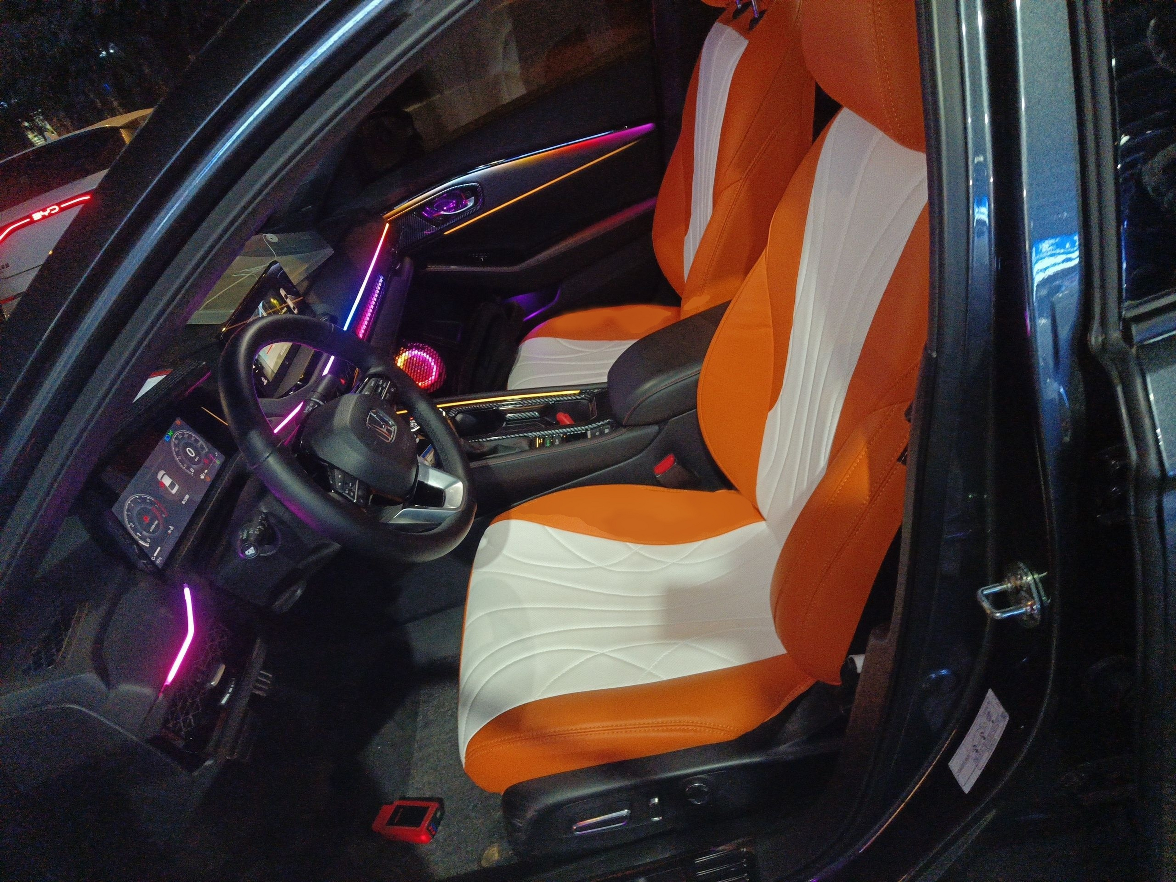 المقاعد الأمامية داخل السيارة