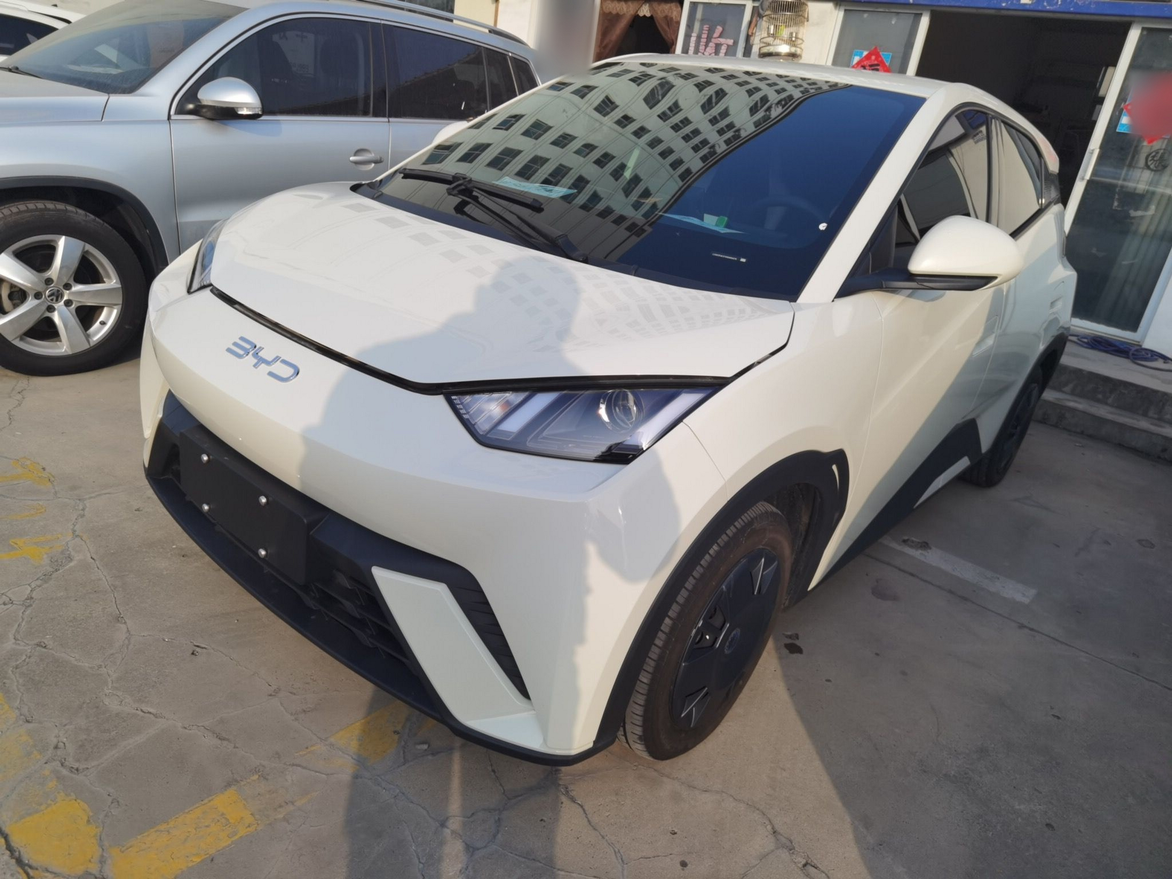 Под передней частью автомобиля