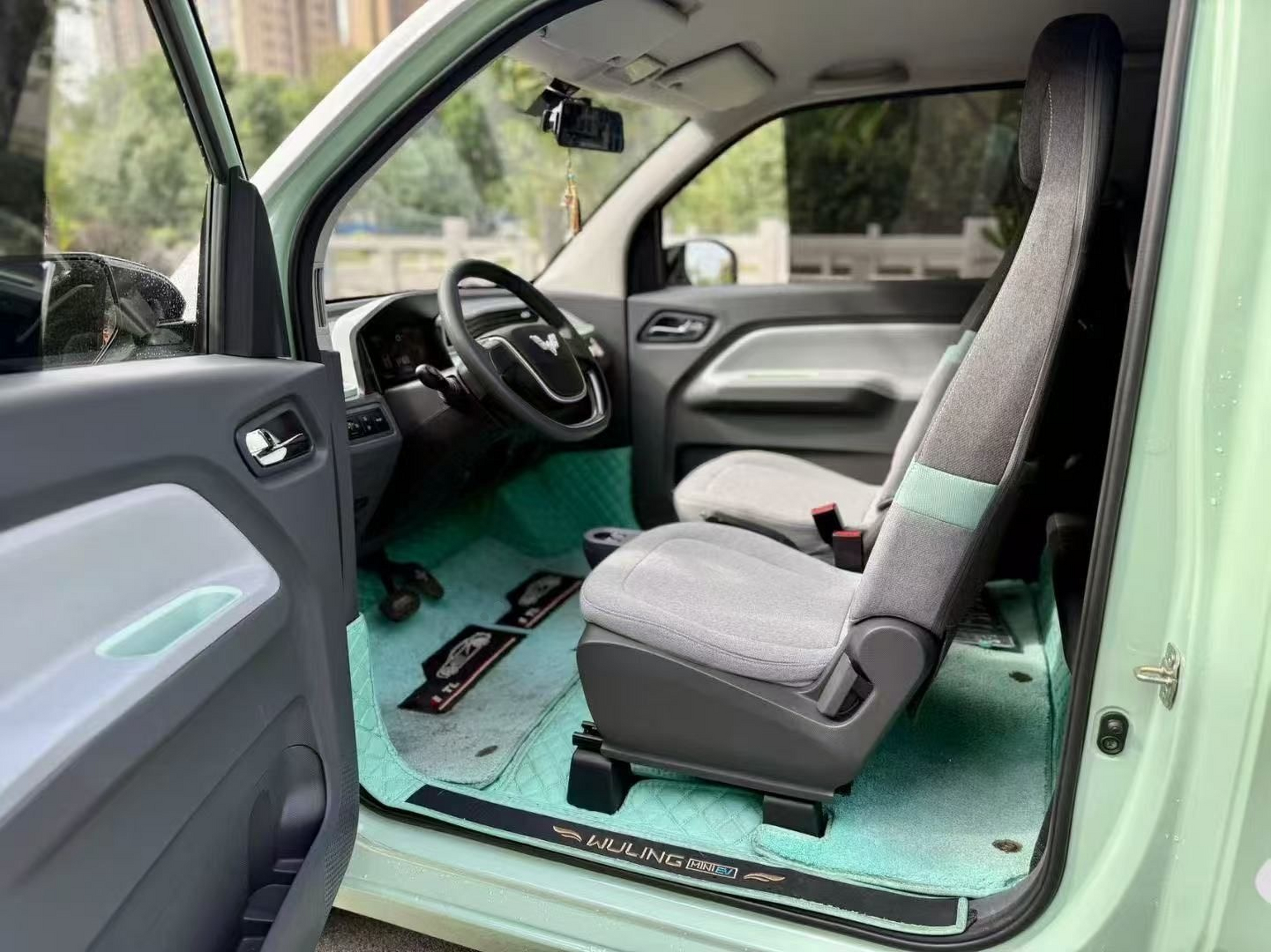 Переднее сиденье в автомобиле