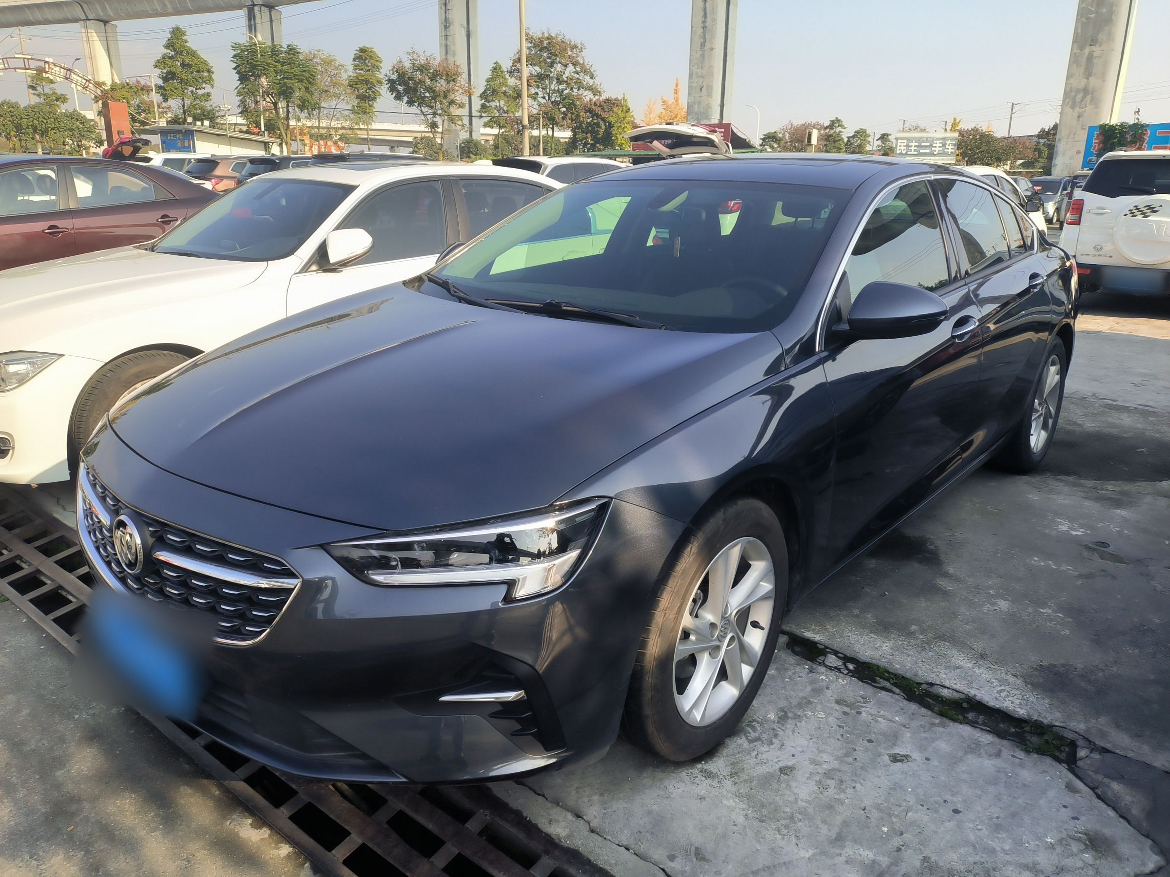 Под передней частью автомобиля