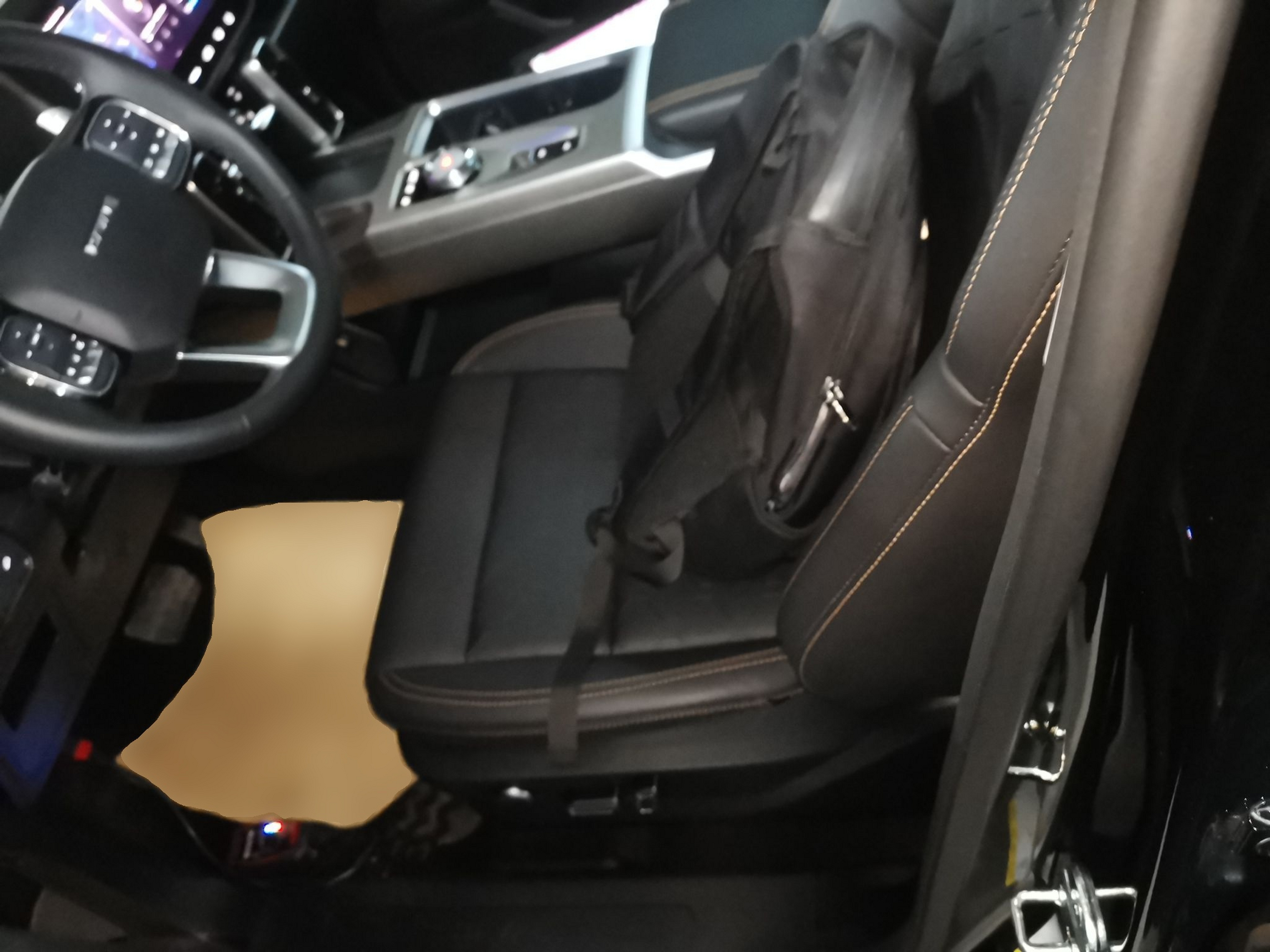 المقاعد الأمامية داخل السيارة