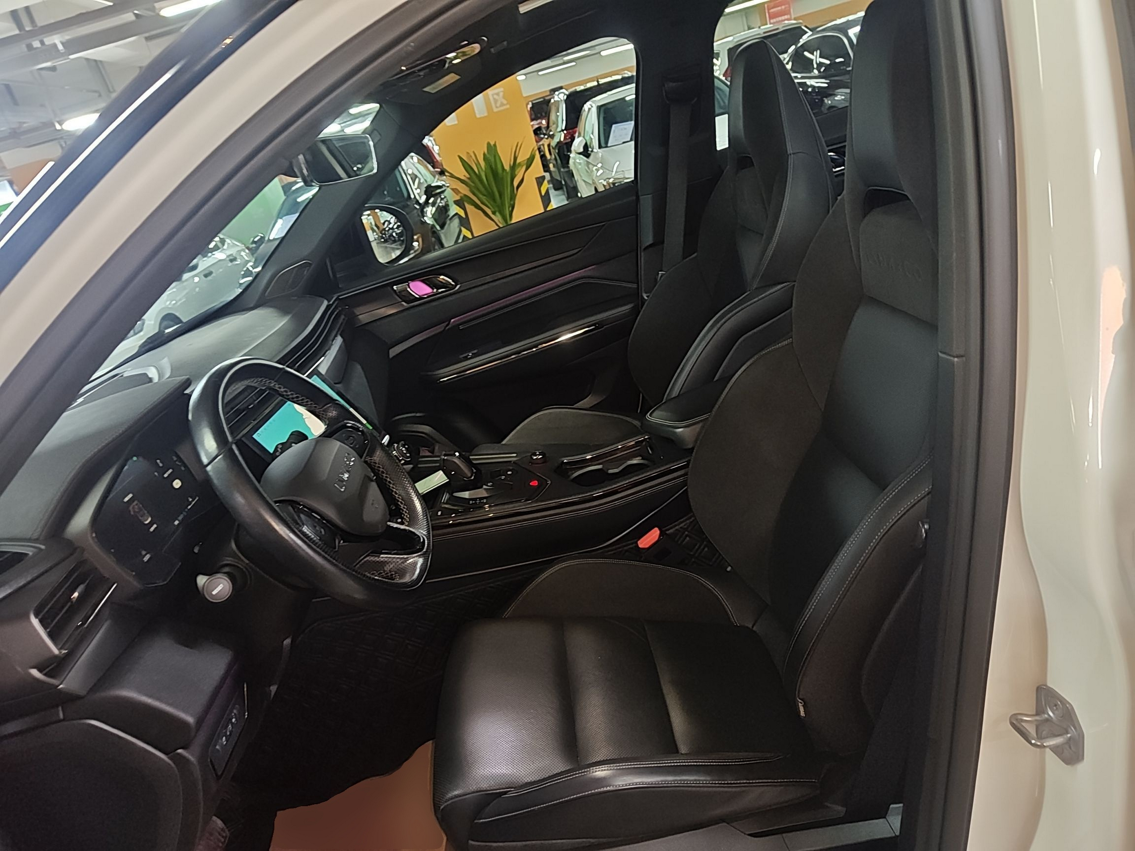 المقاعد الأمامية داخل السيارة