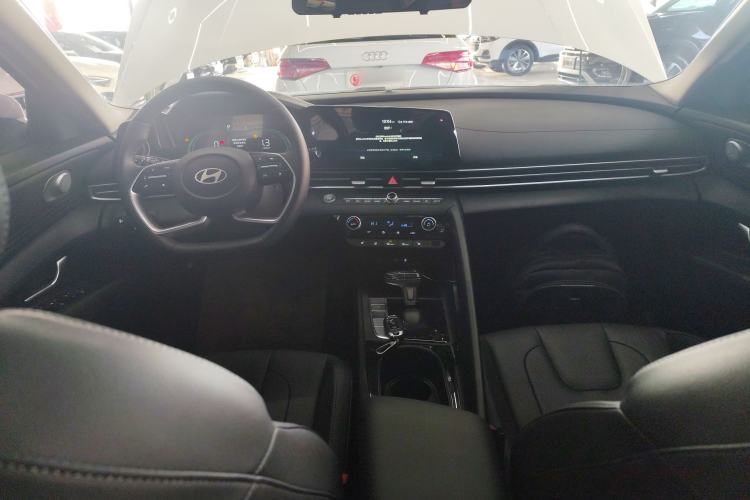 Used Hyundai Elantra 2023 1.5L CVT LUX Prestige Edition
