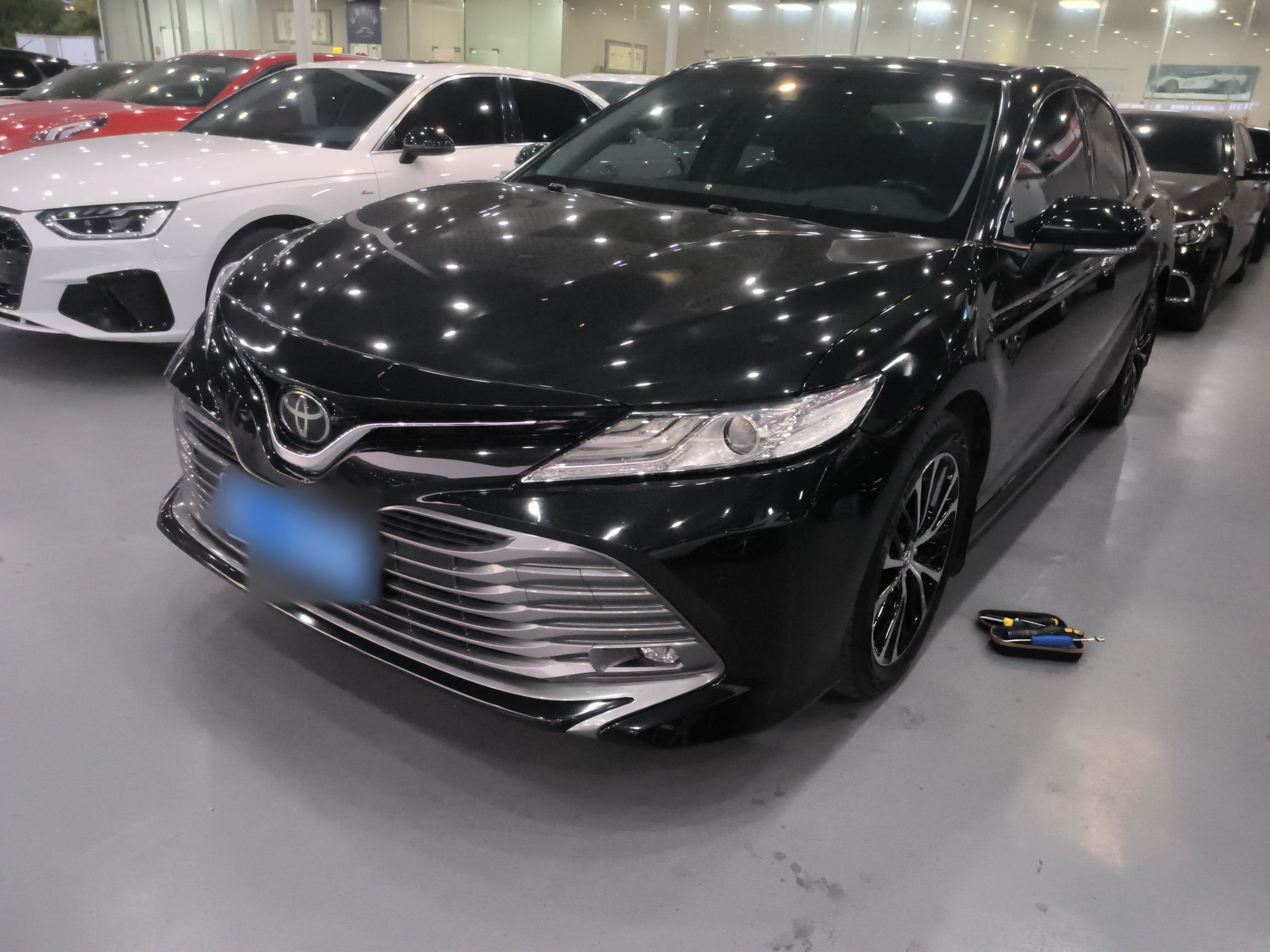 Под передней частью автомобиля