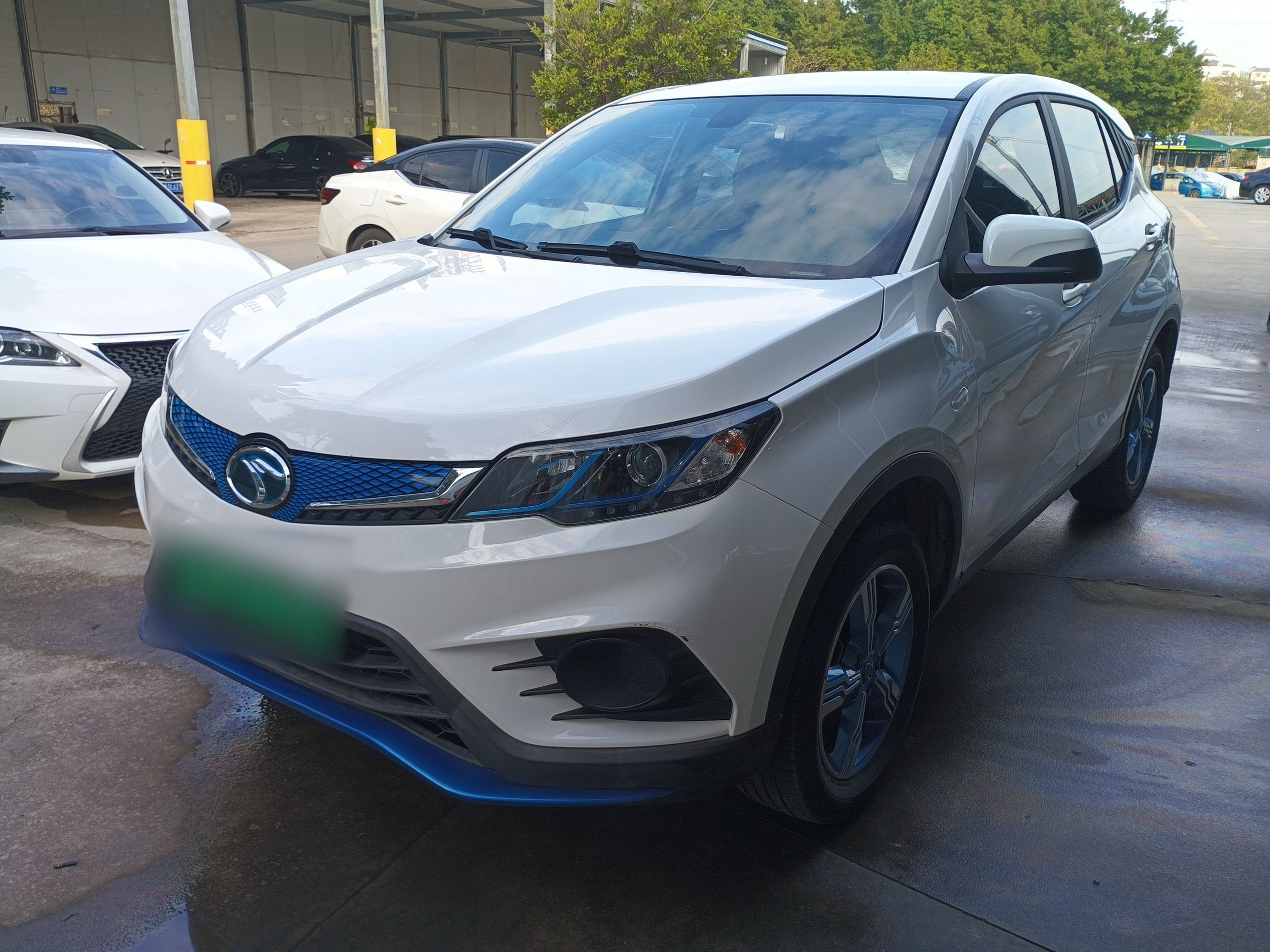 Под передней частью автомобиля