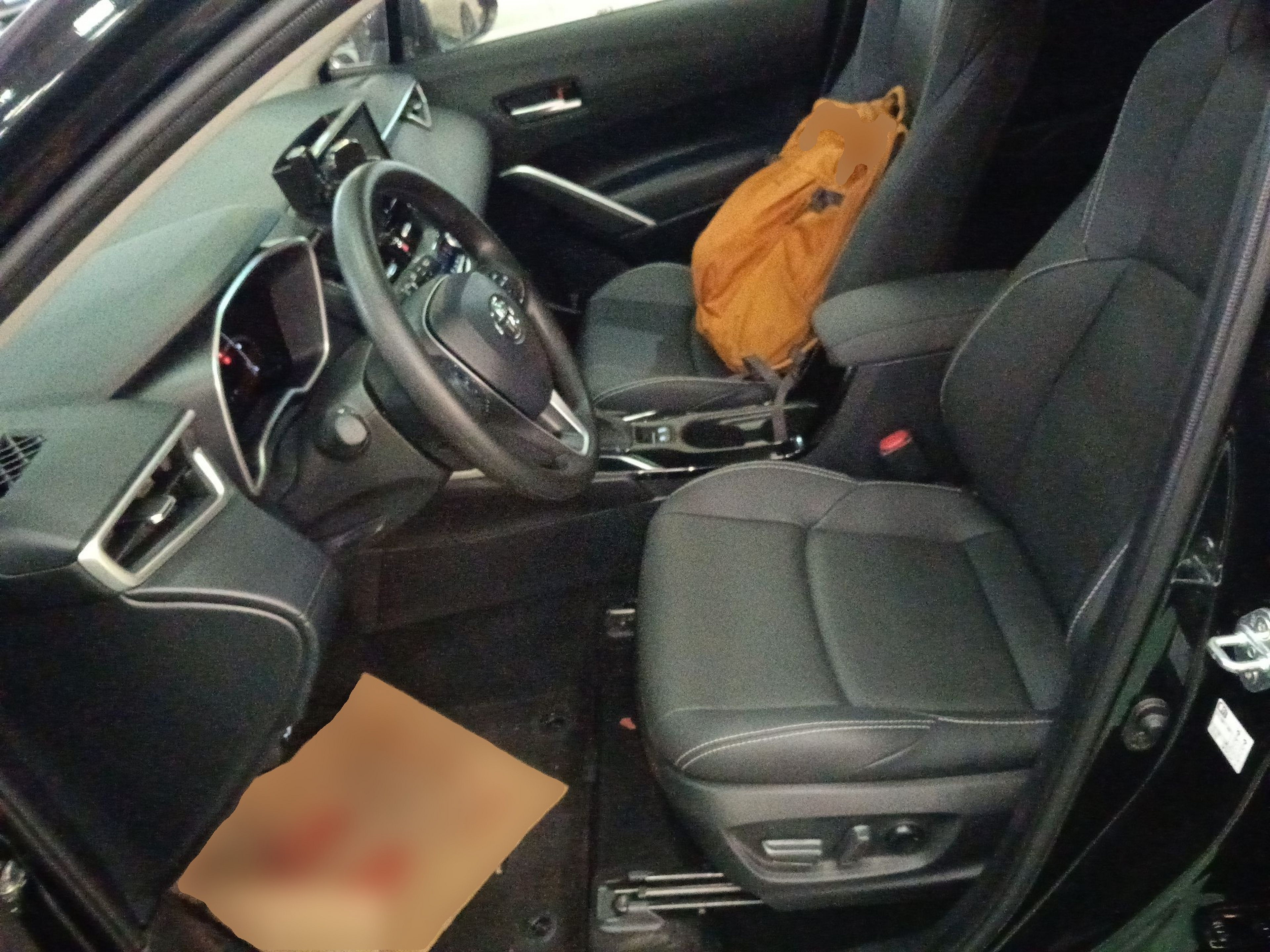 المقاعد الأمامية داخل السيارة