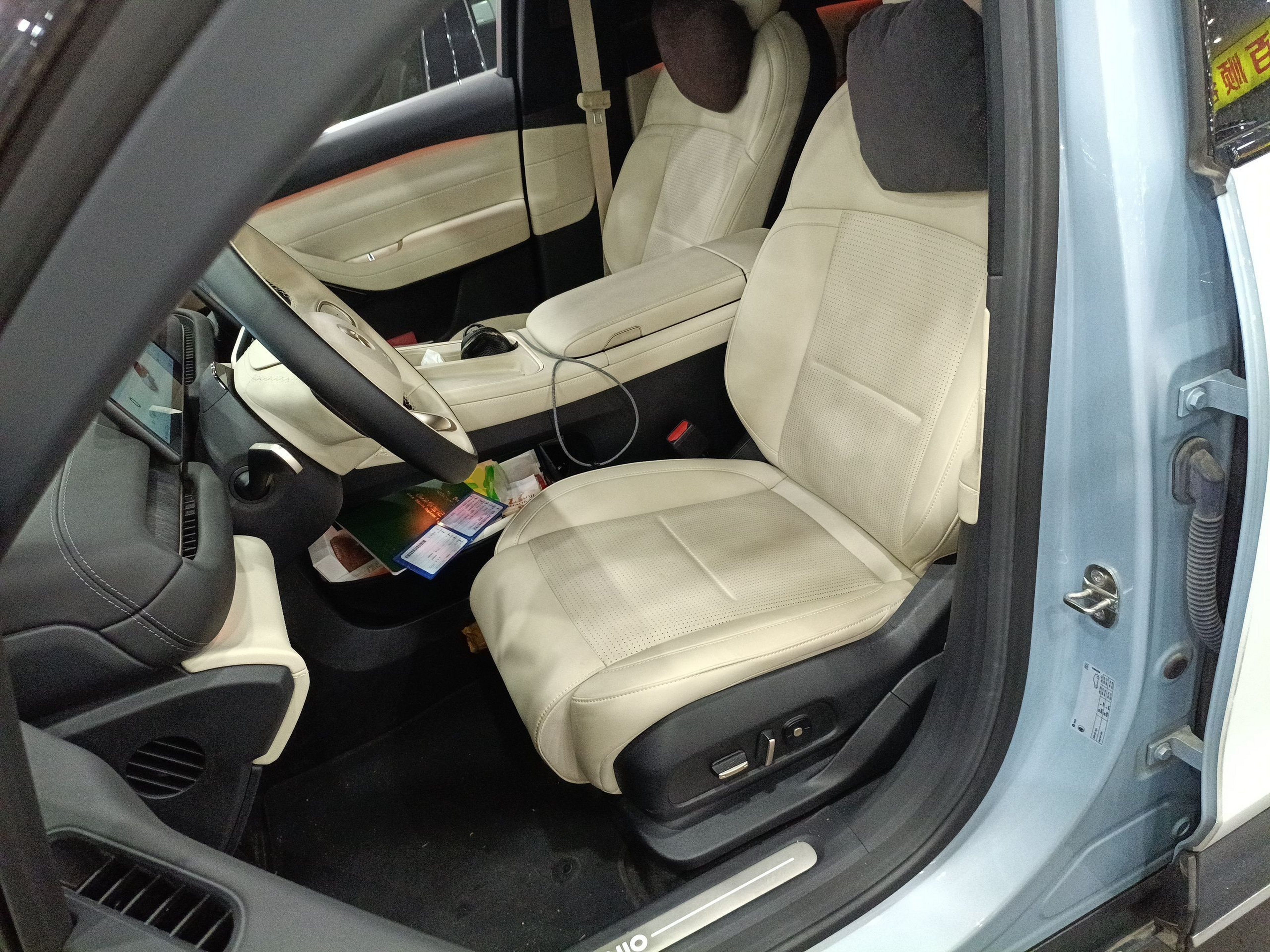 المقاعد الأمامية داخل السيارة