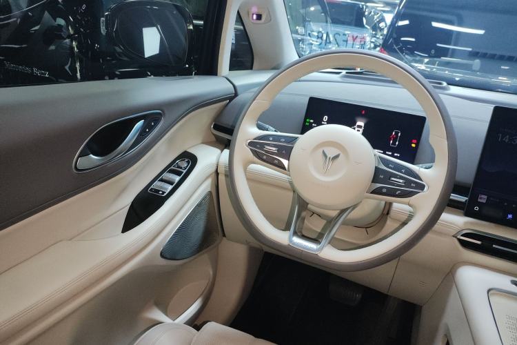 Used VOYAH Dream 2025 EV Four-Wheel Drive Flagship Kunpeng Edition
