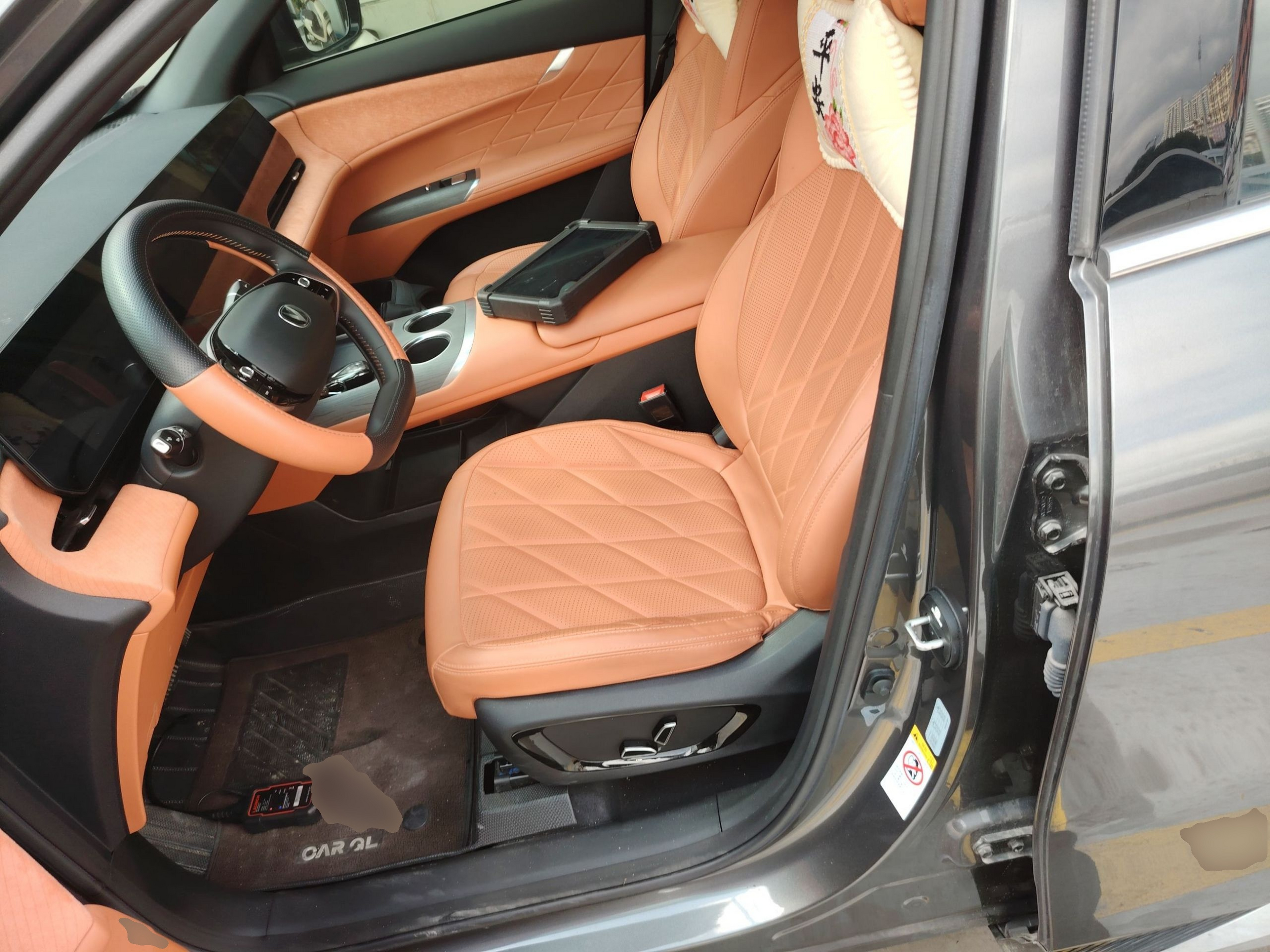 المقاعد الأمامية داخل السيارة