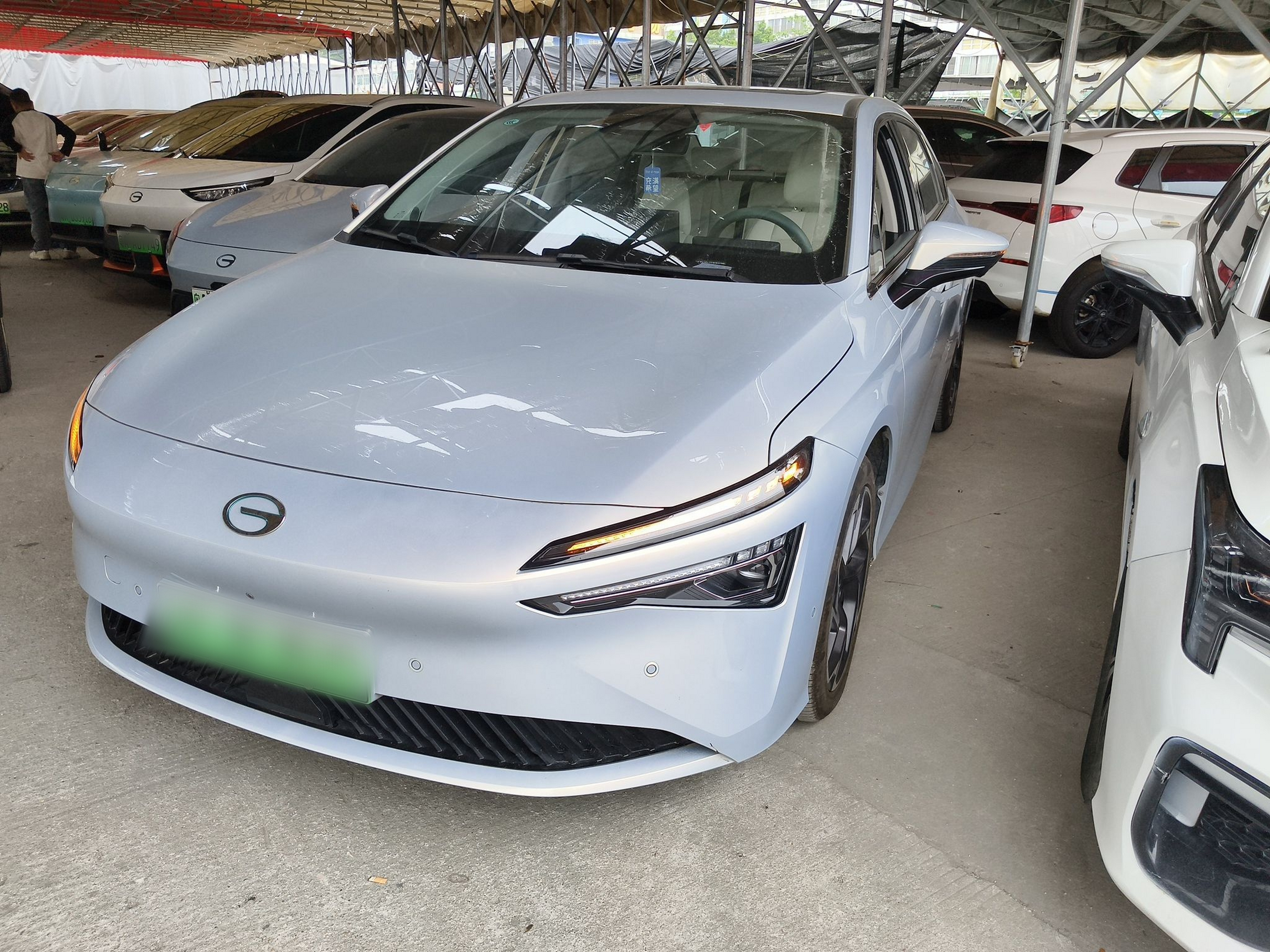 تحت مقدمة السيارة