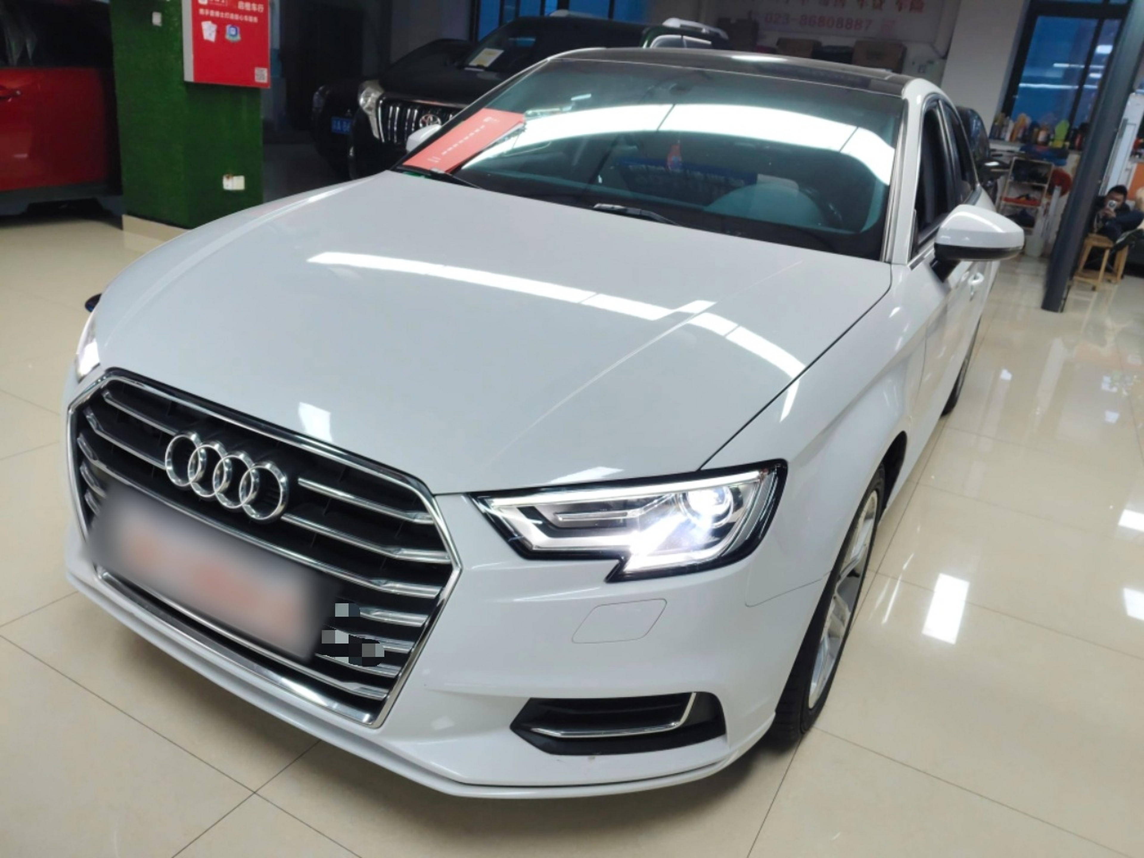 تحت مقدمة السيارة