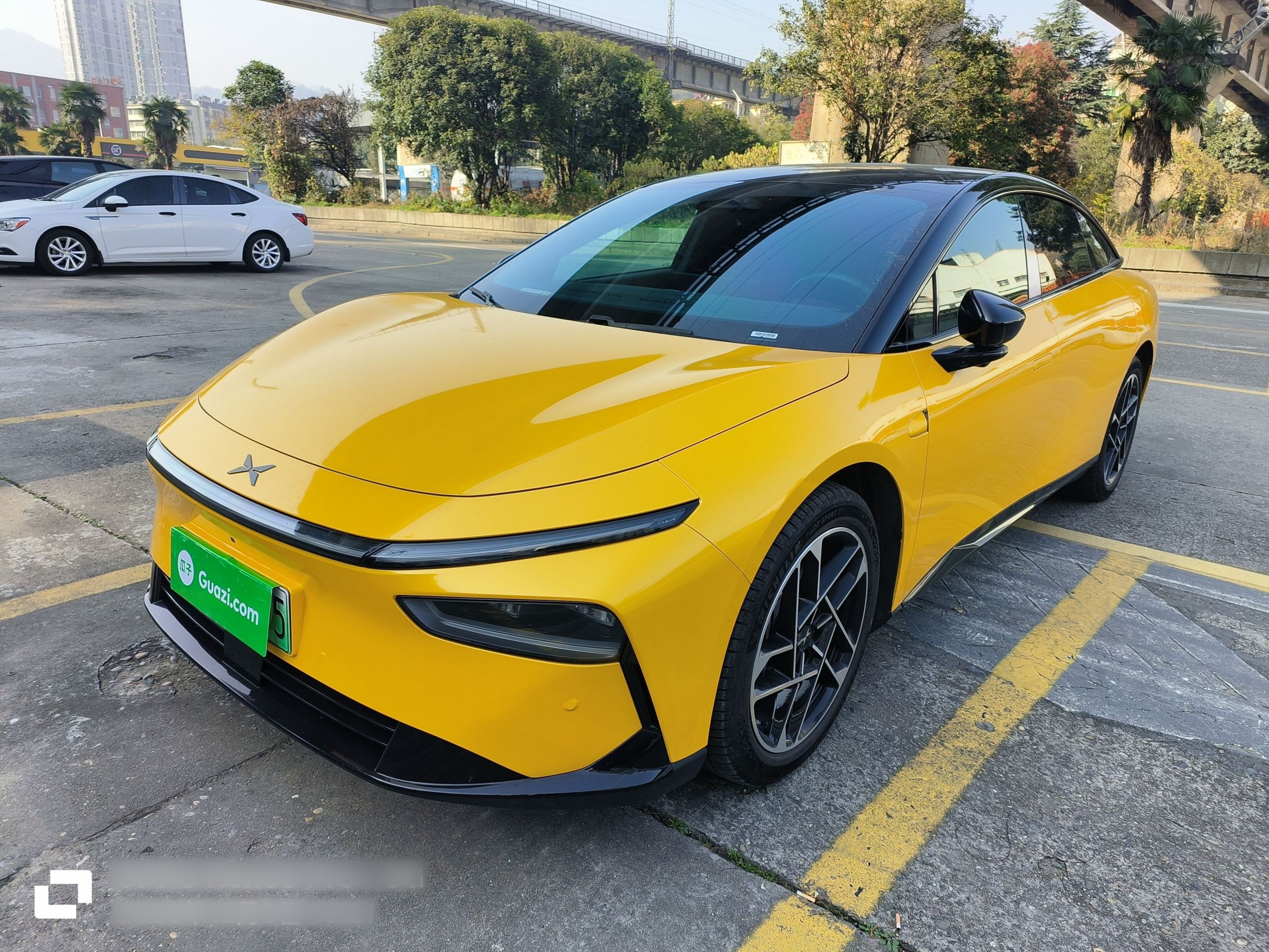 تحت مقدمة السيارة