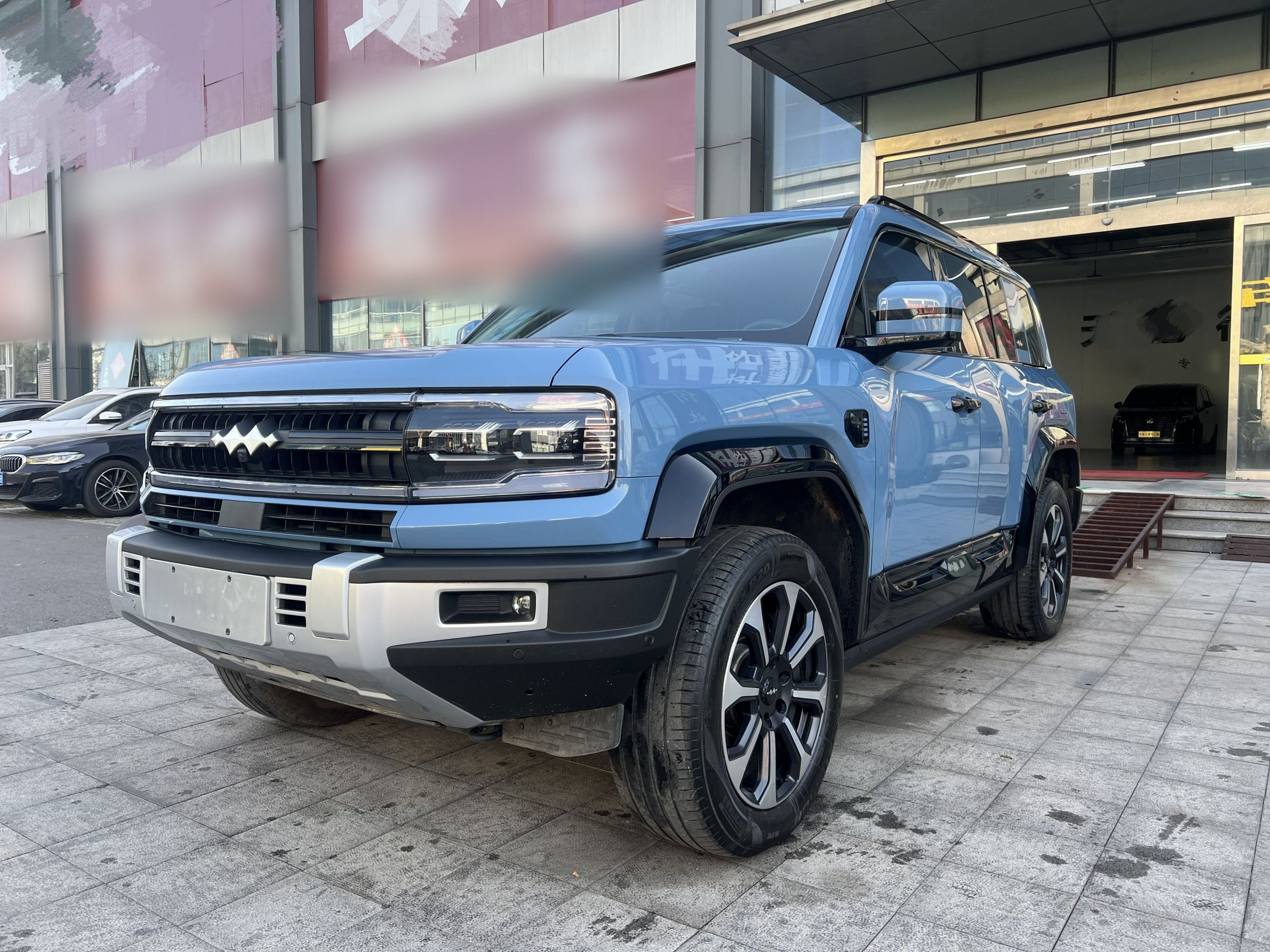 Под передней частью автомобиля