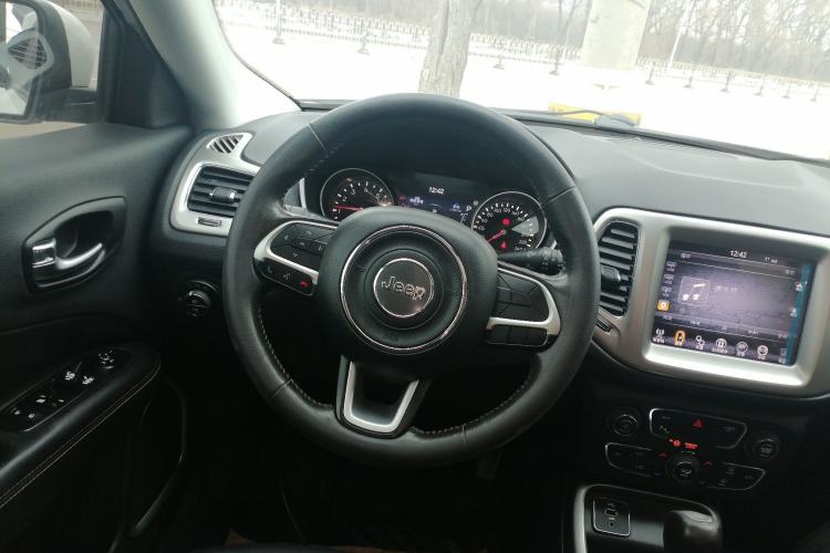 Used  Compass 2017 200T Automatic Family Edition
