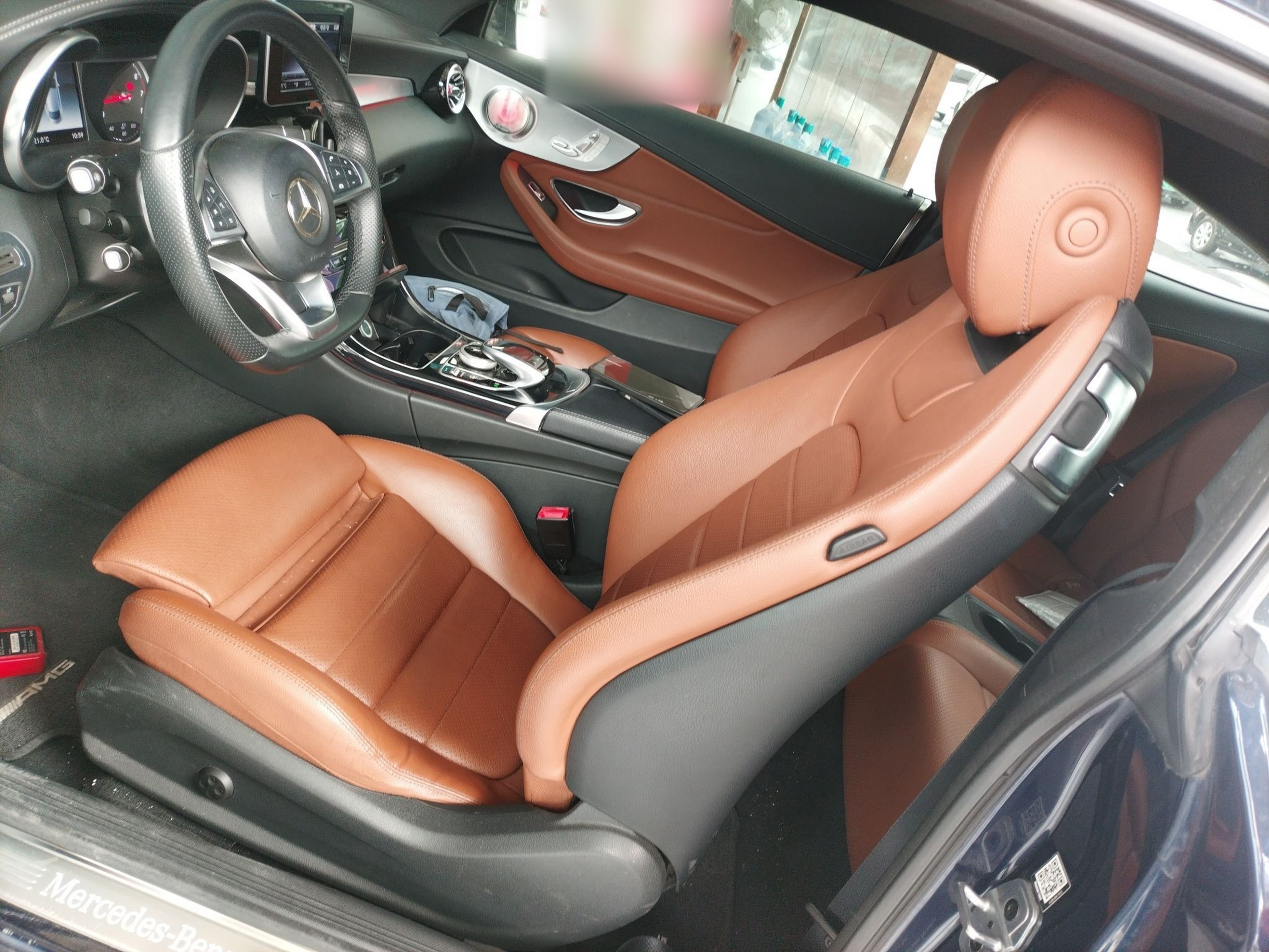 المقاعد الأمامية داخل السيارة