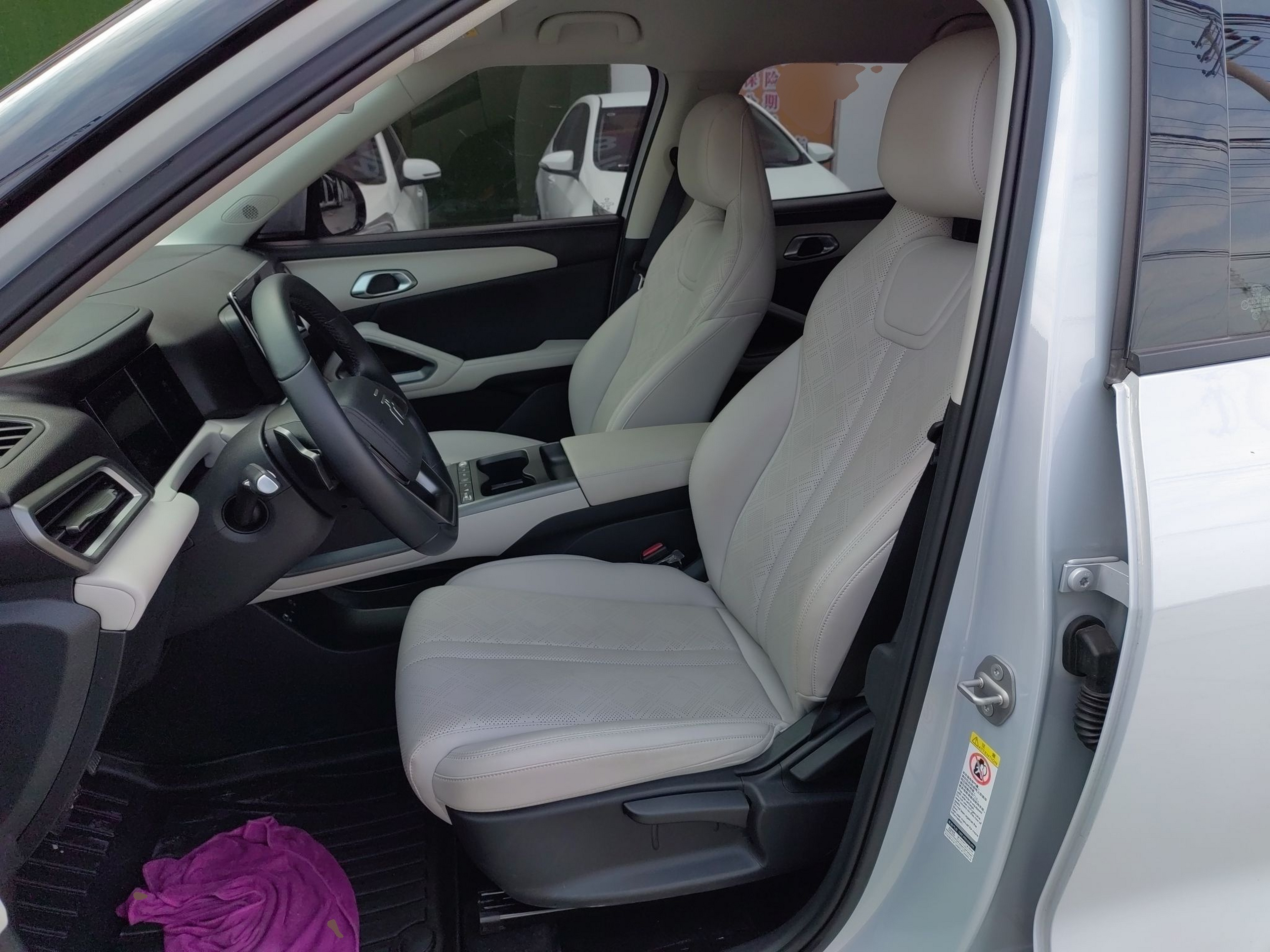 Переднее сиденье в автомобиле