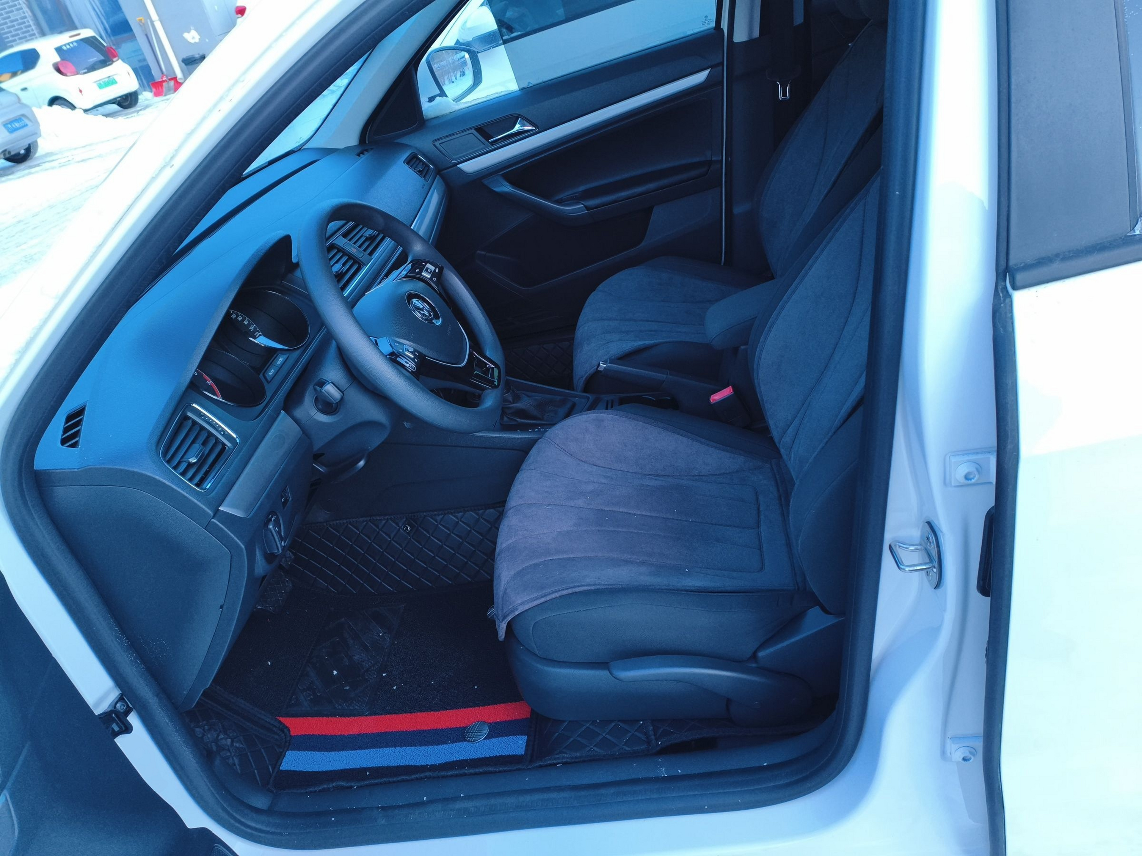 Переднее сиденье в автомобиле