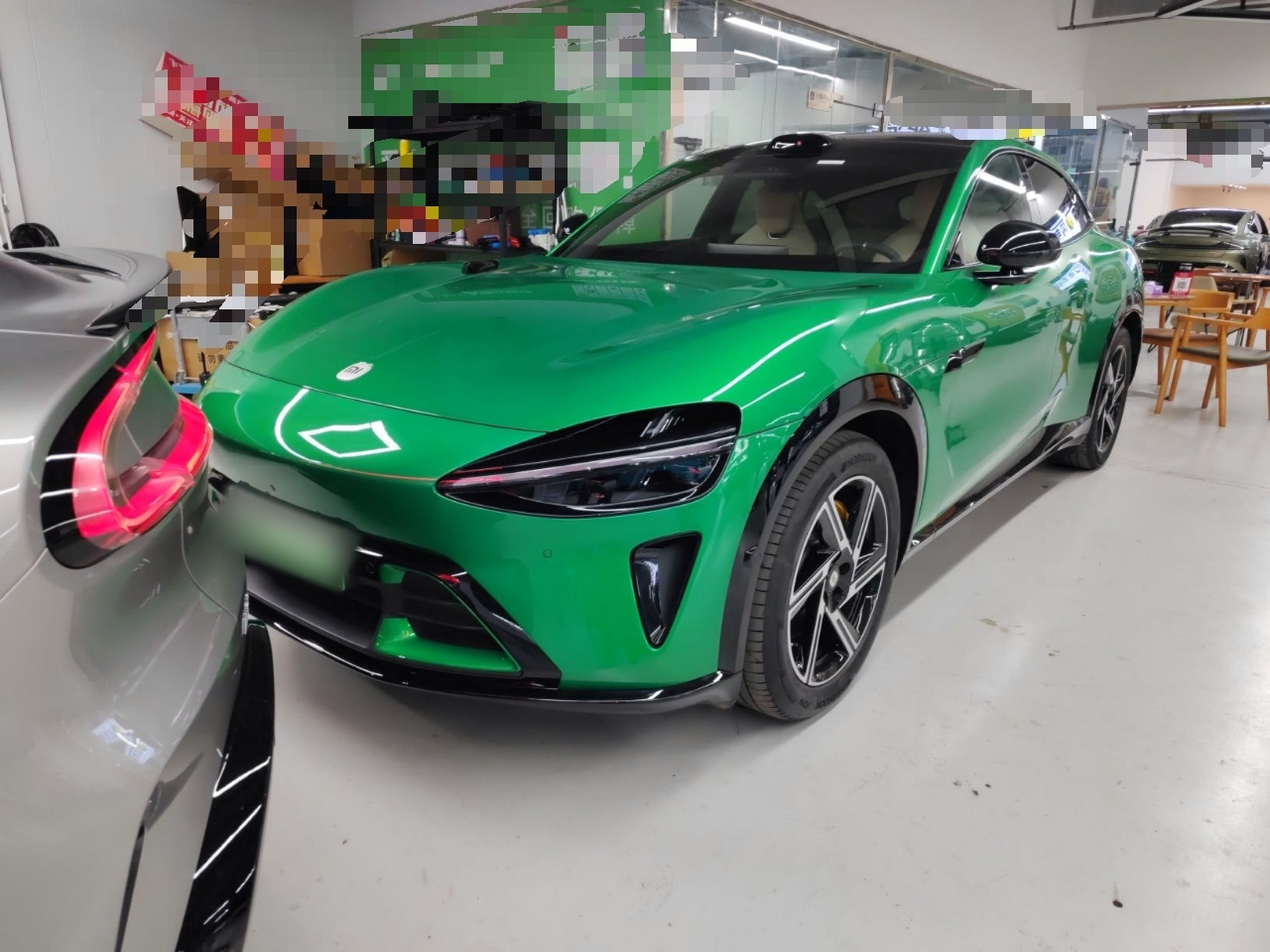 تحت مقدمة السيارة