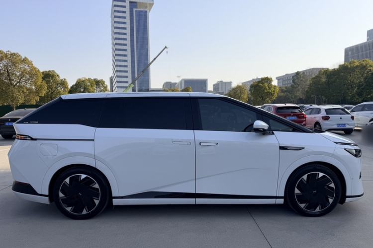 Used XPeng X9 2024 702 Ultra-Long Range Max
