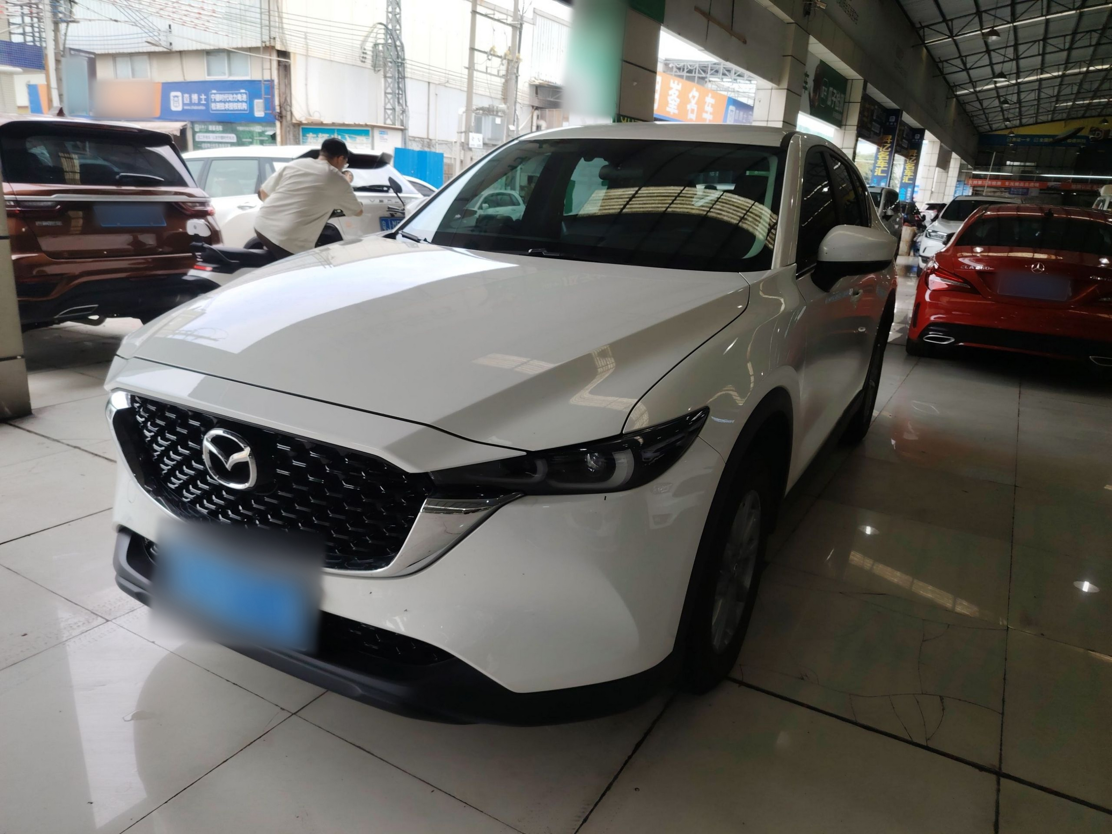 Под передней частью автомобиля