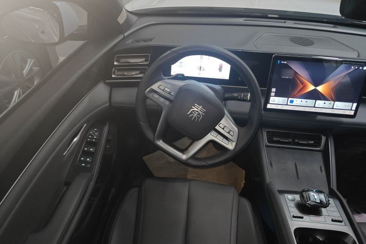 Used BYD Qin L 2025 DM-i Smart Drive 120KM Superior Model
