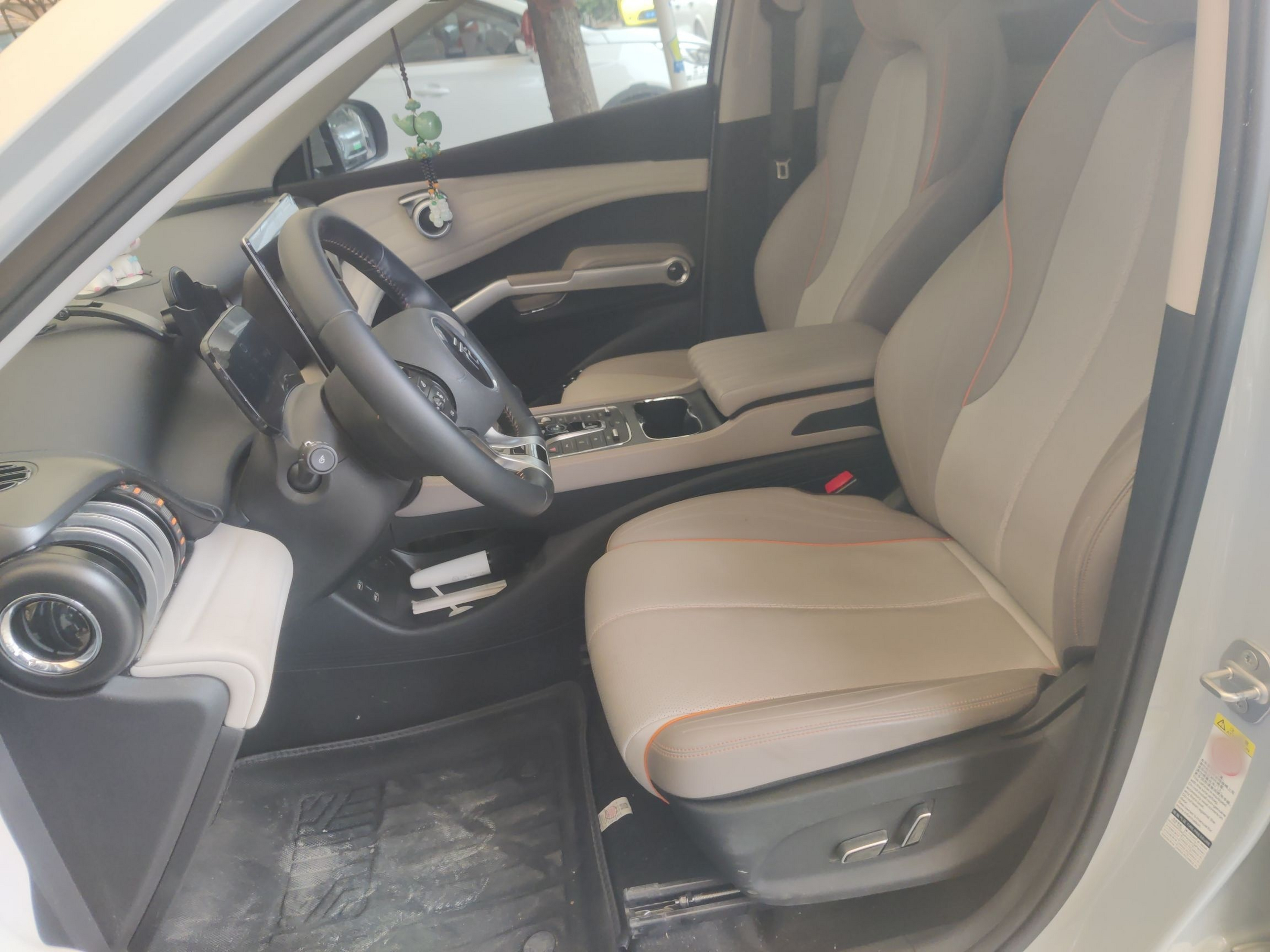 Переднее сиденье в автомобиле