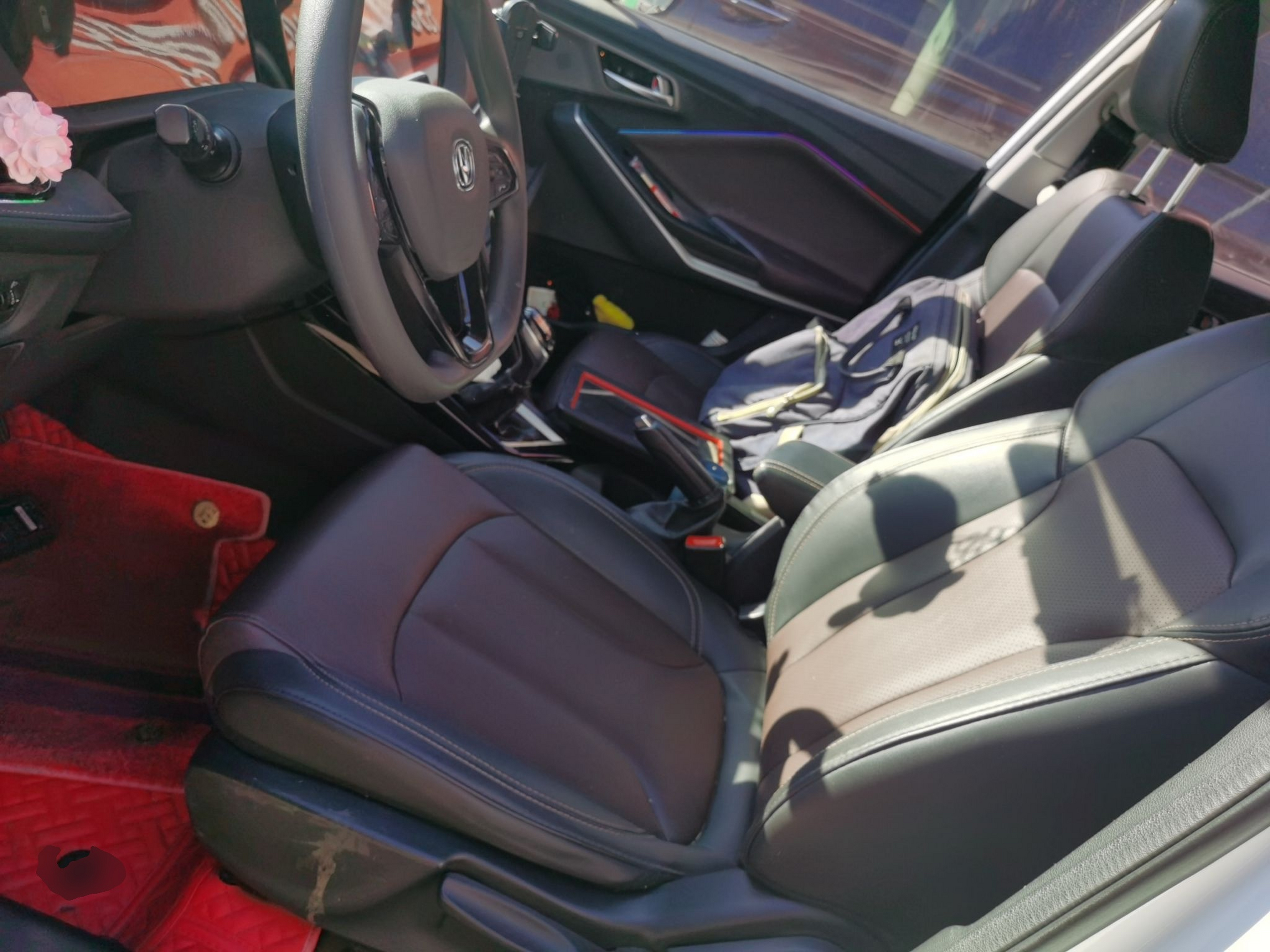 المقاعد الأمامية داخل السيارة