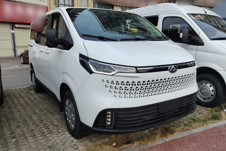 Used SAIC MAXUS Xintu V70 2023 2.0T Elite Edition Automatic Short Wheelbase Low Roof – 5/6 Seats