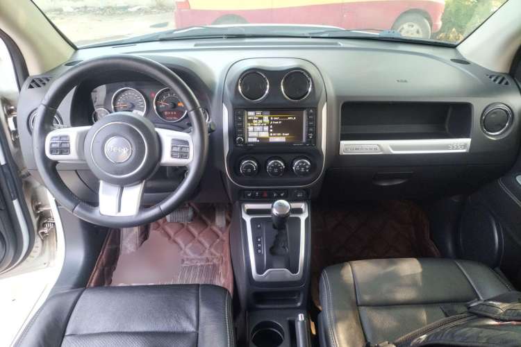 Used  Compass 2015 2.0L Two-Wheel Drive Luxury Edition