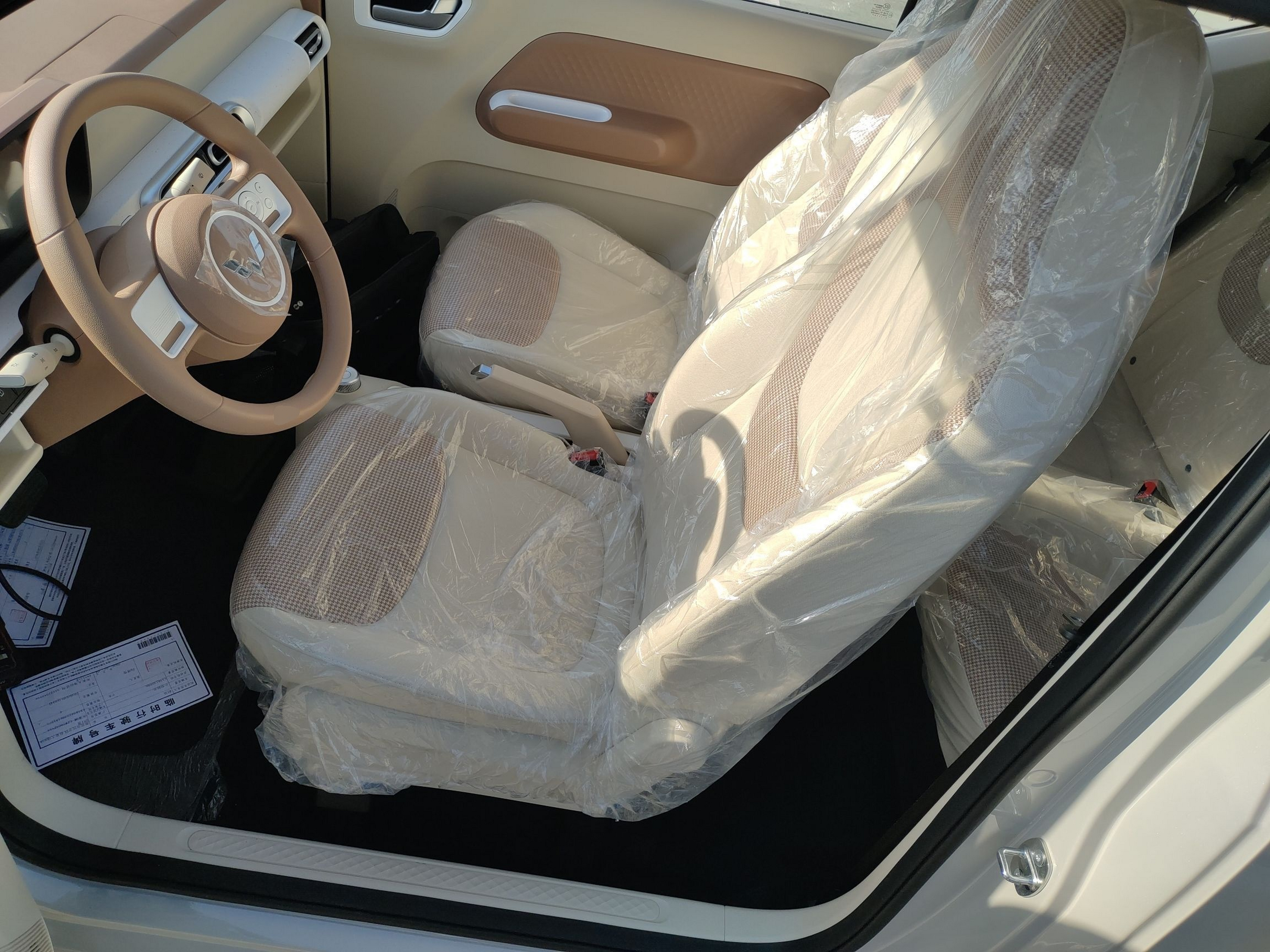 المقاعد الأمامية داخل السيارة