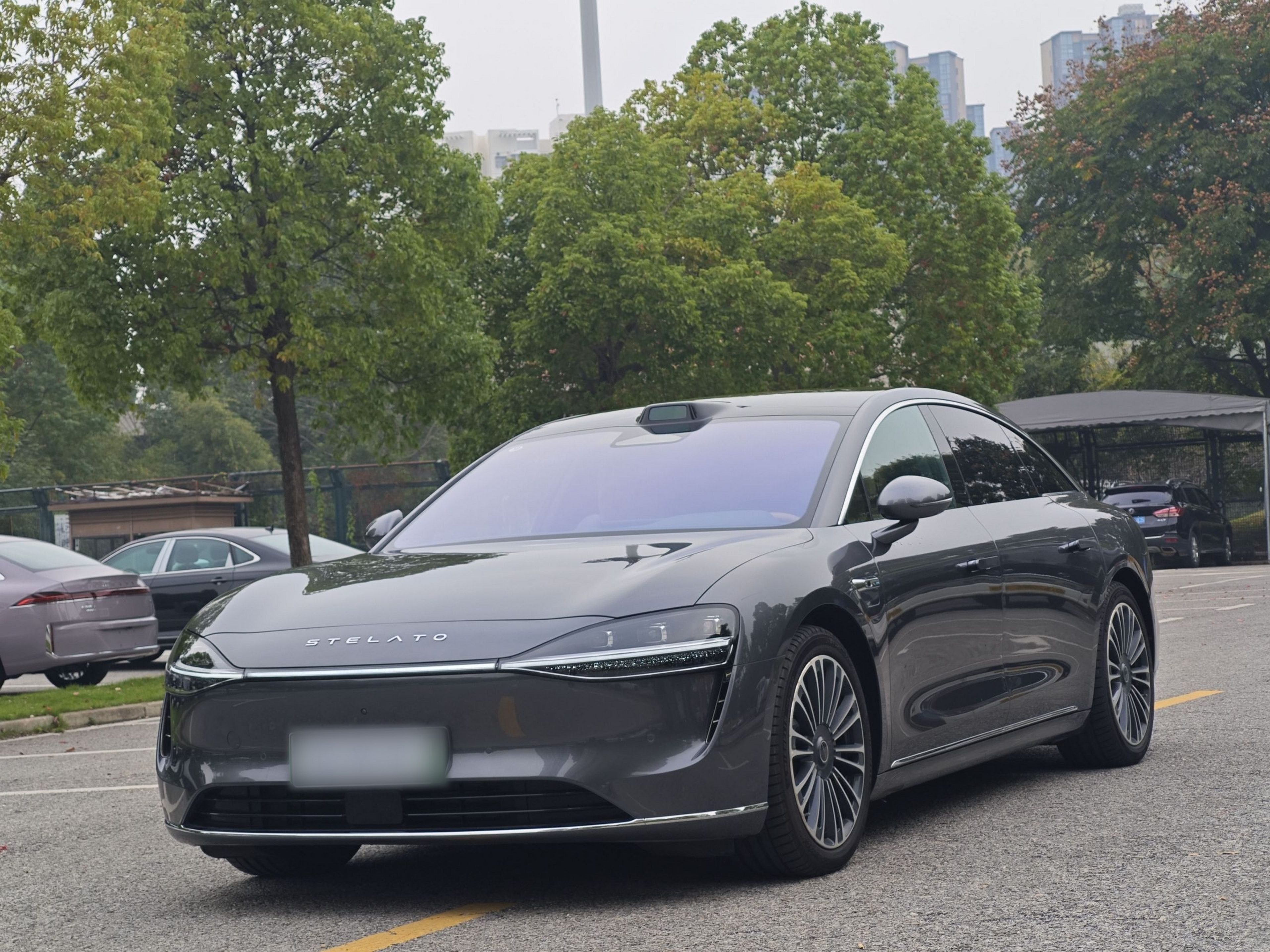 Под передней частью автомобиля