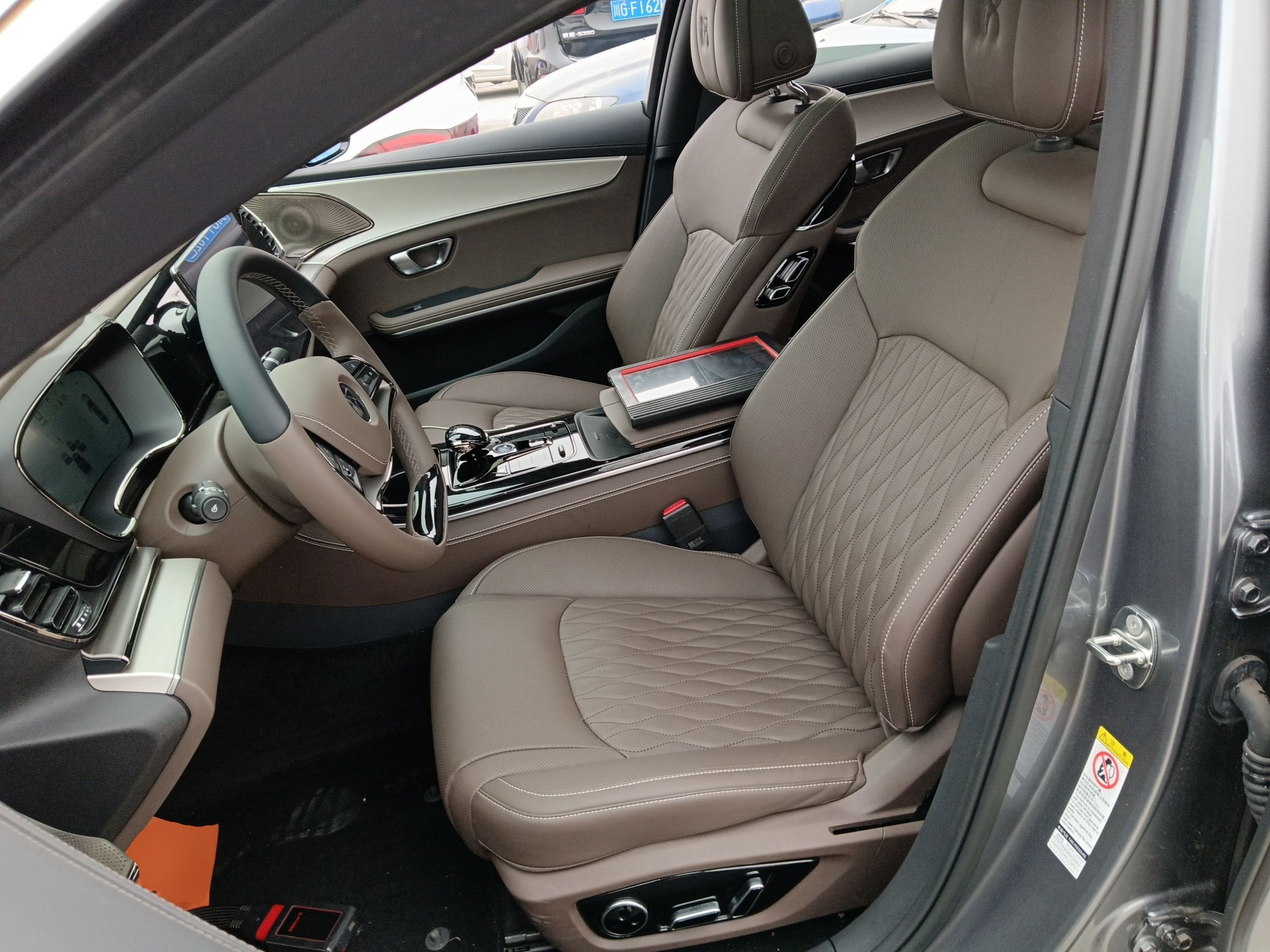 المقاعد الأمامية داخل السيارة