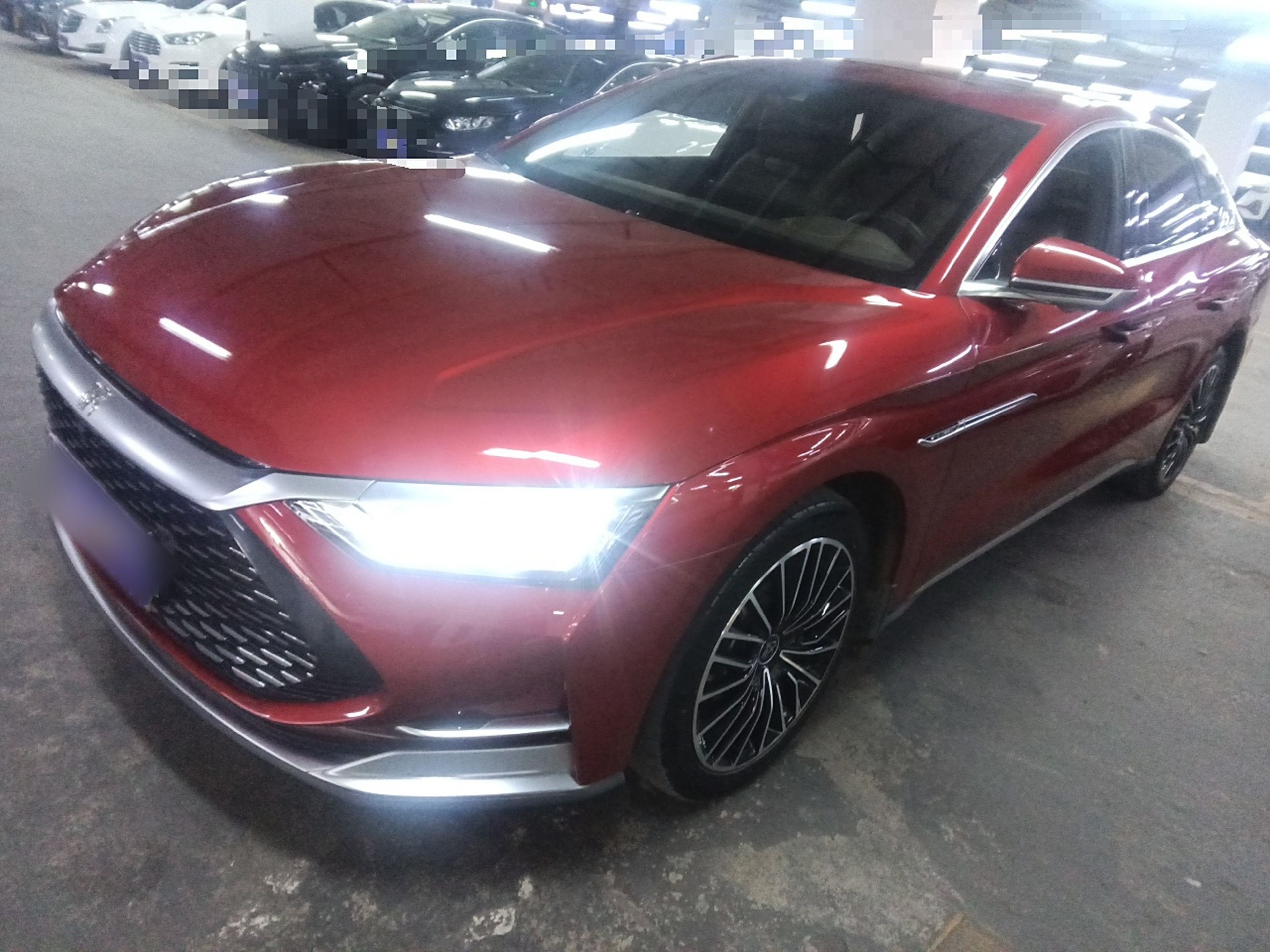 تحت مقدمة السيارة