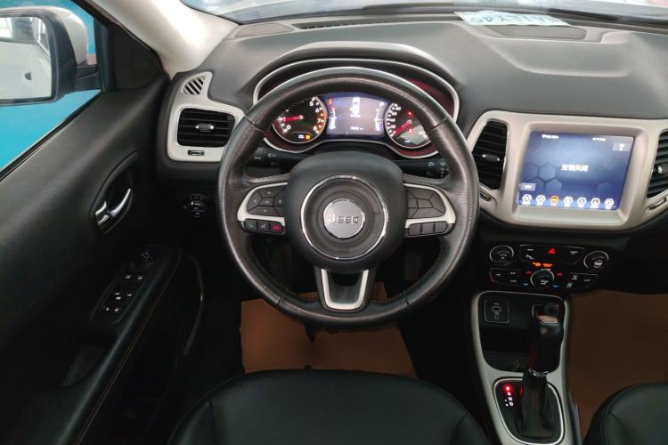 Used  Compass 2019 200T Automatic Family Edition - Connected Large Screen Version
