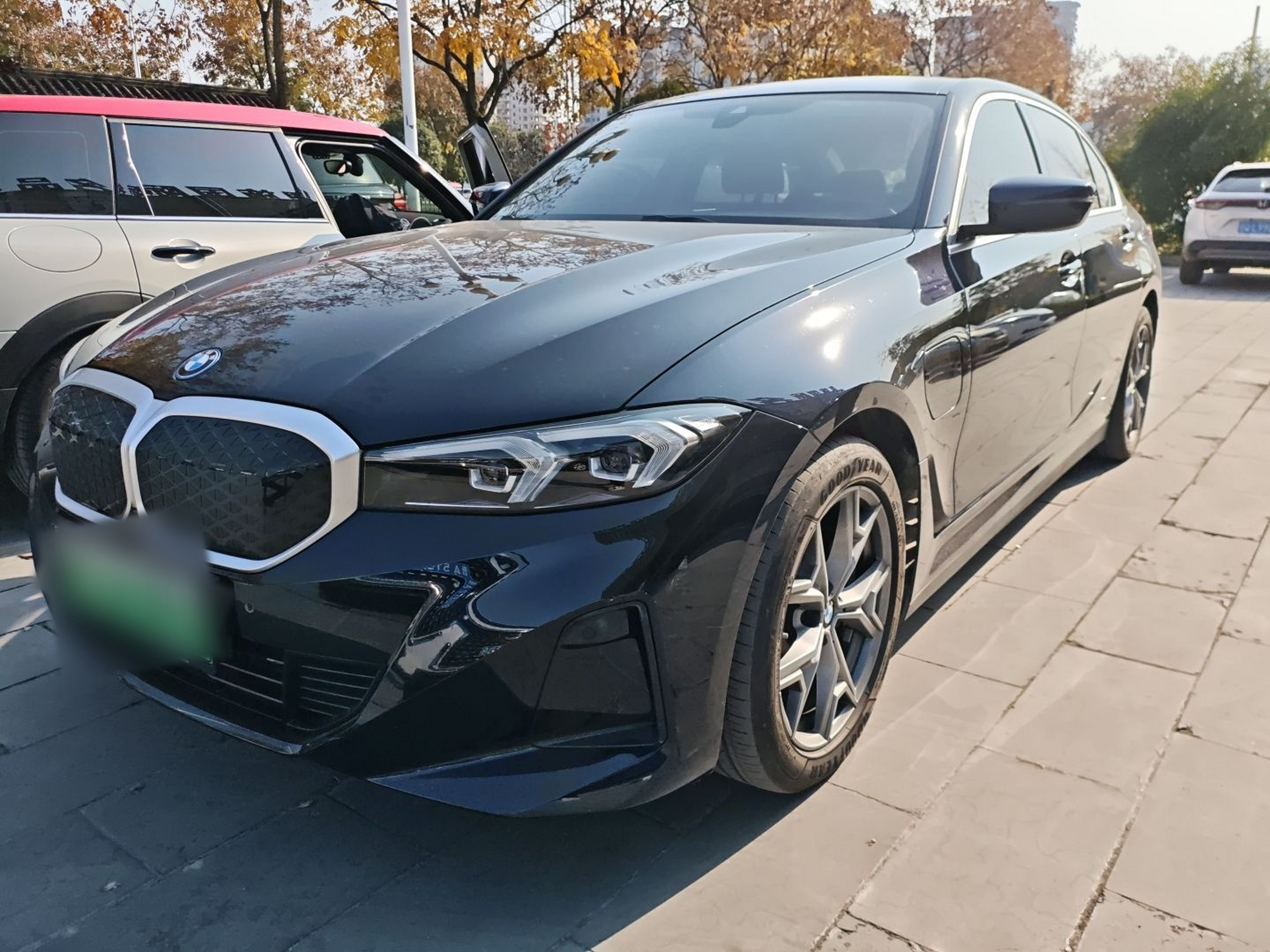 Под передней частью автомобиля