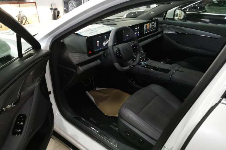 Used VOYAH PASSION 2024 PHEV Four-Wheel Drive Ultra-Long Range Executive Edition
